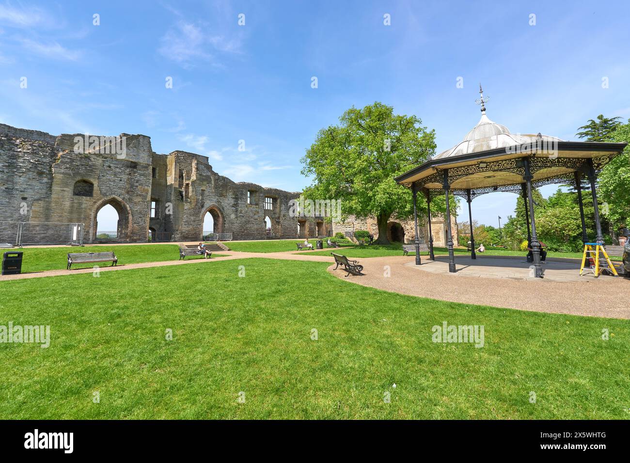 Menschen, die sich auf dem Gelände von Newark Castle, Nottinghamshire, Großbritannien, entspannen Stockfoto