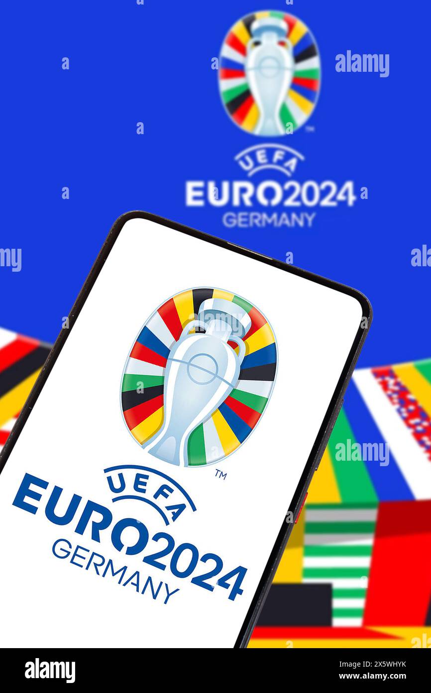 Deutschland - 1. Mai 2024: Logo der UEFA Euro 2024 Deutschland Fußball-Europameisterschaft Europa auf einer mobilen Fotomontage in Deutschland. Stockfoto