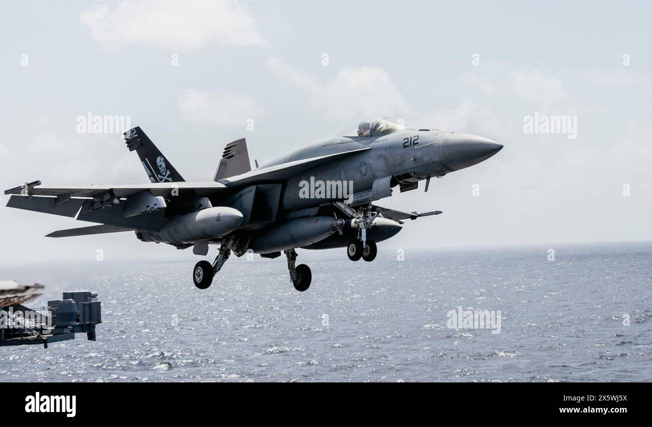 Eine F/A-18F Super Hornet, befestigt an der Strike Fighter Squadron (VFA) 103, startet vom Flugzeugträger USS George Washington (CVN 73) der Nimitz-Klasse. Stockfoto