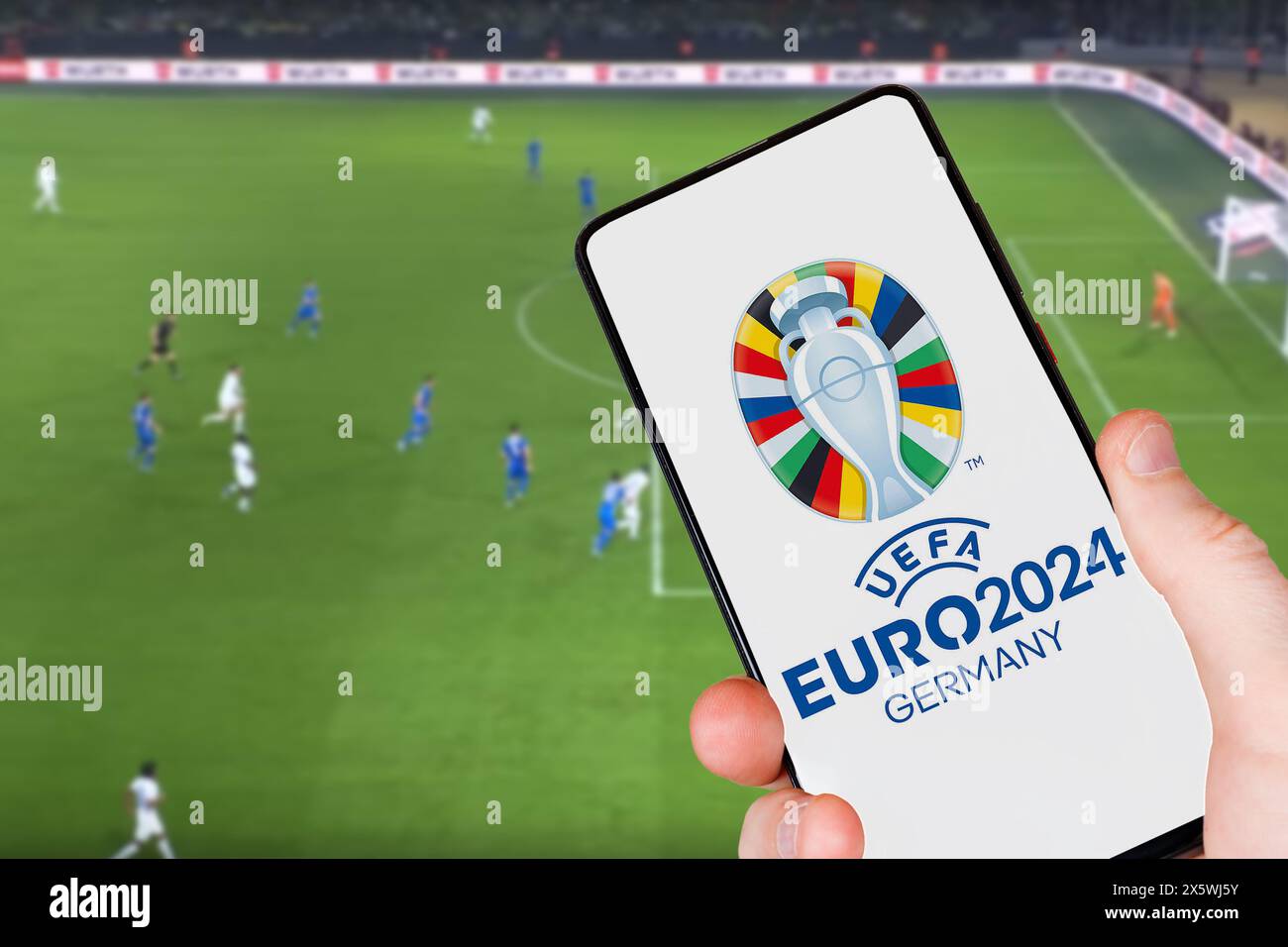 Deutschland - 1. Mai 2024: Logo der UEFA Euro 2024 Deutschland Fußball-Europameisterschaft Europa auf einer mobilen Fotomontage in Deutschland. Stockfoto