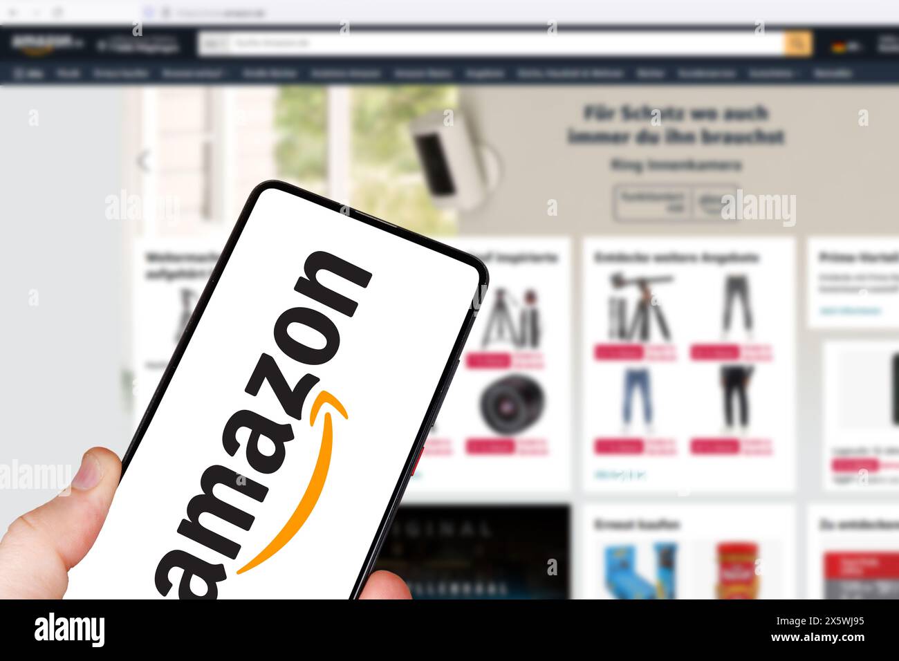 Stuttgart, Deutschland – 1. Mai 2024: E-Commerce auf einem Mobiltelefon und Computer mit dem Amazon-Logo in Stuttgart. Stockfoto