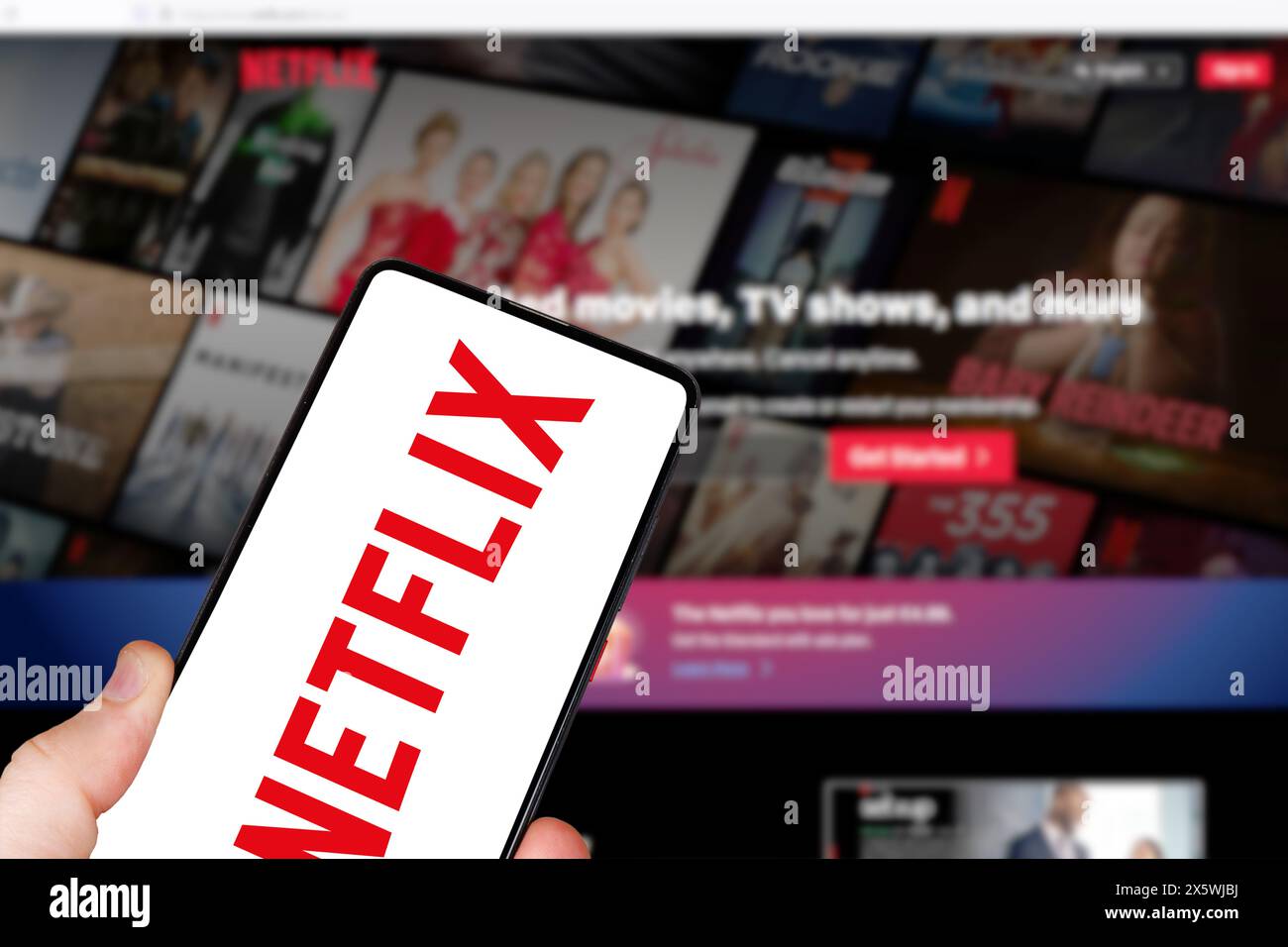 Stuttgart, Deutschland - 1. Mai 2024: Online-Video-Streaming-Dienst mit Netflix-Logo auf einem Mobiltelefon und Computer in Stuttgart. Stockfoto