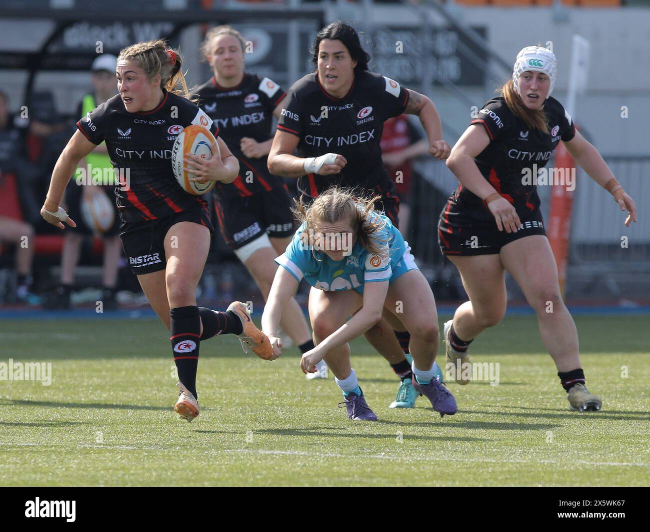 London, Großbritannien. Mai 2024. London, England, 11. Mai 2024: Sydney Gregson (13 Sarazenen) schlägt ein Sale Sharks Tackle während des Allianz Premiership Womens Rugby (PWR) Spiels zwischen Saracens und Sale Sharks im StoneX Stadium in London. (Jay Patel/SPP) Credit: SPP Sport Press Photo. /Alamy Live News Stockfoto