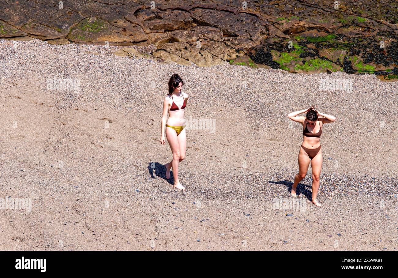 St Andrews, Fife, Schottland, Großbritannien. Mai 2024. Wetter in Großbritannien: St. Andrews erlebt eine erstaunliche Frühlings-Hitzewelle mit Temperaturen bis zu 25°C. Einheimische und Touristen verbringen den Tag am Castle Beach und genießen die warme Maisonne. Quelle: Dundee Photographics/Alamy Live News Stockfoto