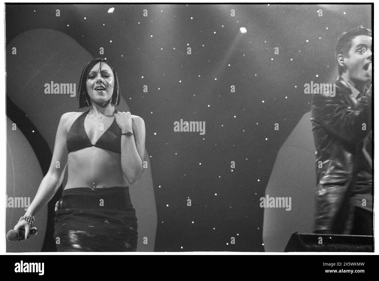 MICHELLE HEATON, LIBERTY X, KONZERT, 2001: Michelle Heaton von Liberty X trat live auf ihrer ersten UK Tour mit der Smash Hits Tour in der Cardiff International Arena, CIA, Cardiff, Wales, UK am 4. Dezember 2001 auf. Foto: Rob Watkins. INFO: Liberty X, eine britisch-irische Popgruppe, die 2001 in der Fernsehsendung Popstars gegründet wurde, erzielte Erfolge mit Hits wie „Just a Little“ und „Thinking IT Over“. Ihre energiegeladenen Auftritte und eingängigen Melodien machten sie zu einem Grundpfeiler der Popszene der frühen 2000er Jahre. Stockfoto