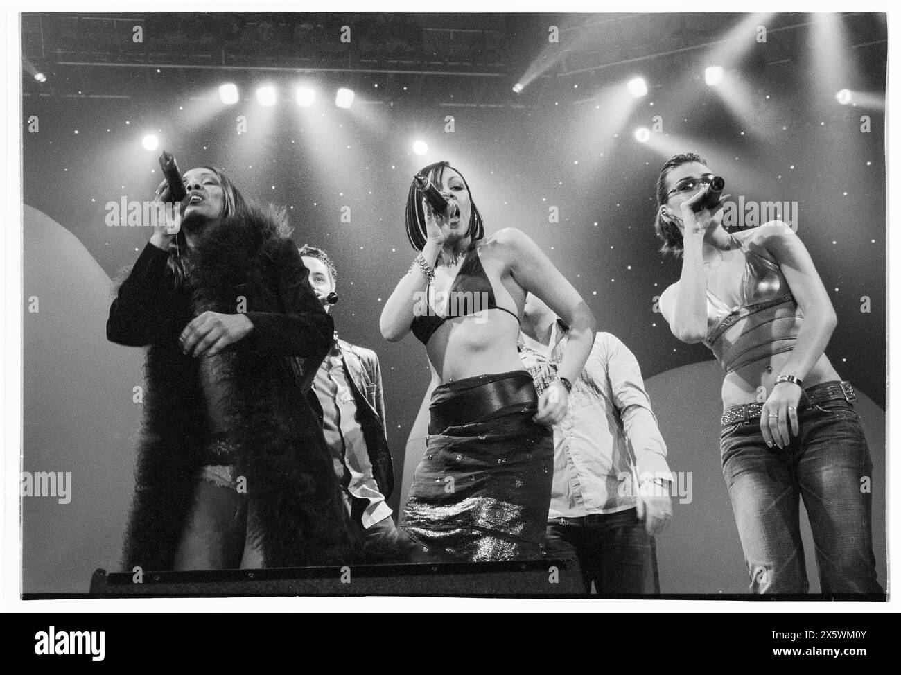 LIBERTY X, WHOLE BAND, CONCERT, 2001: Alle fünf Mitglieder von Liberty X traten live auf ihrer ersten UK Tour mit der Smash Hits Tour in der Cardiff International Arena, CIA, Cardiff, Wales, UK am 4. Dezember 2001 auf. Foto: Rob Watkins. INFO: Liberty X, eine britisch-irische Popgruppe, die 2001 in der Fernsehsendung Popstars gegründet wurde, erzielte Erfolge mit Hits wie „Just a Little“ und „Thinking IT Over“. Ihre energiegeladenen Auftritte und eingängigen Melodien machten sie zu einem Grundpfeiler der Popszene der frühen 2000er Jahre. Stockfoto