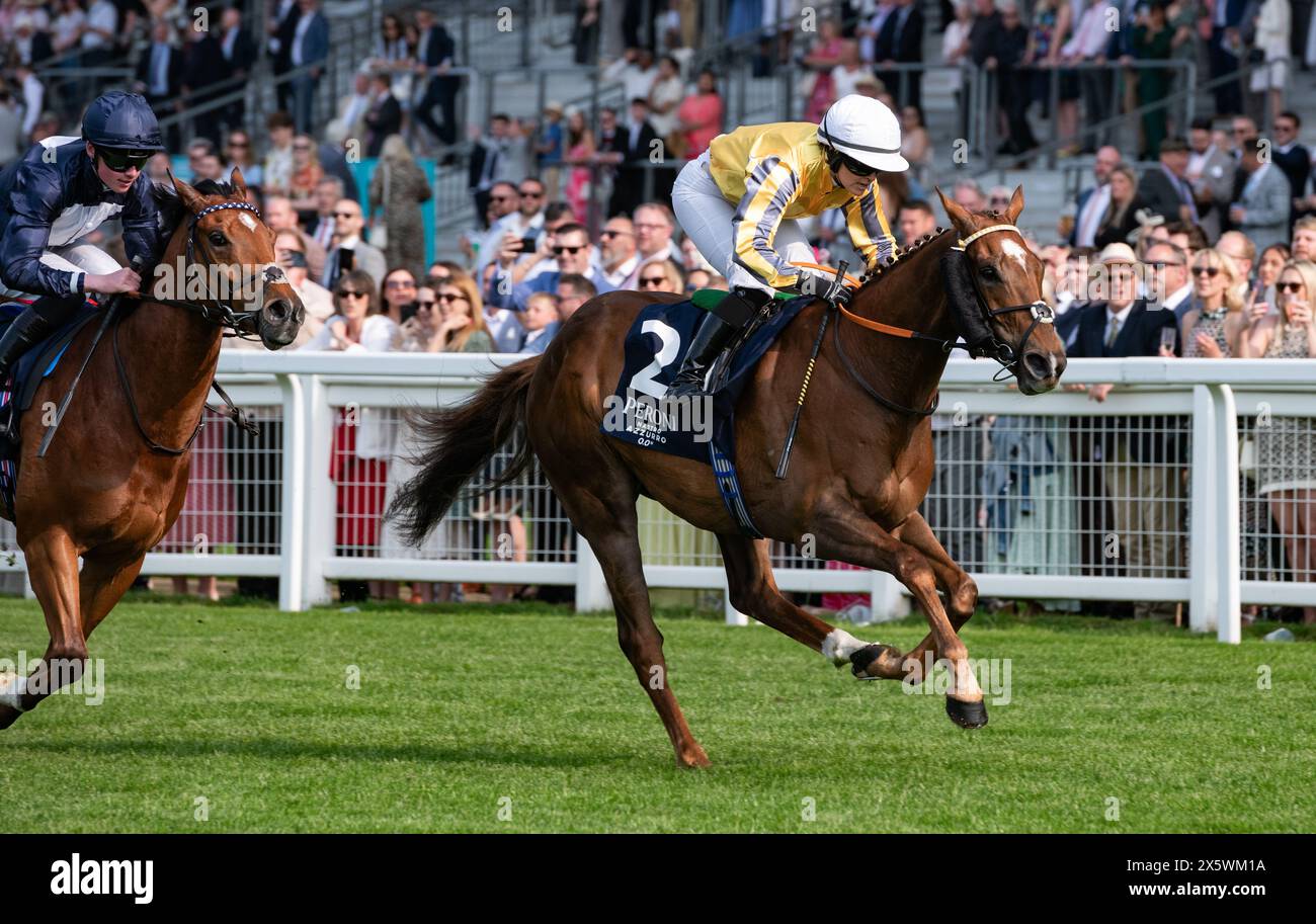 Ascot, Vereinigtes Königreich. Samstag, 11. Mai. Northcliff und Sorcha Woods gewinnen die Peroni Nastro Azzurro 0,0% Blue Ribbon Handicap Stakes für Trainer Mike Murphy & Michael Keady und Besitzer Apollo Horses I. Credit JTW equine Images / Alamy Live News Stockfoto