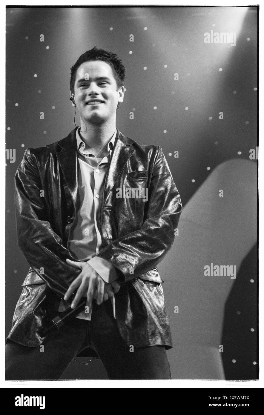 TONY LONDON, LIBERTY X, KONZERT, 2001: Tony London von Liberty X trat live auf ihrer ersten UK Tour mit der Smash Hits Tour in der Cardiff International Arena, CIA, Cardiff, Wales, UK am 4. Dezember 2001 auf. Foto: Rob Watkins. INFO: Liberty X, eine britisch-irische Popgruppe, die 2001 in der Fernsehsendung Popstars gegründet wurde, erzielte Erfolge mit Hits wie „Just a Little“ und „Thinking IT Over“. Ihre energiegeladenen Auftritte und eingängigen Melodien machten sie zu einem Grundpfeiler der Popszene der frühen 2000er Jahre. Stockfoto