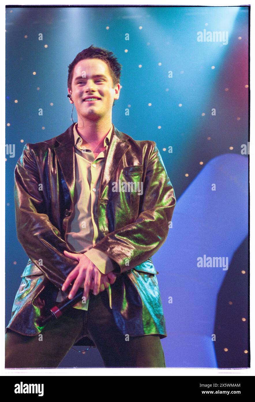 TONY LONDON, LIBERTY X, KONZERT, 2001: Tony London von Liberty X trat live auf ihrer ersten UK Tour mit der Smash Hits Tour in der Cardiff International Arena, CIA, Cardiff, Wales, UK am 4. Dezember 2001 auf. Foto: Rob Watkins. INFO: Liberty X, eine britisch-irische Popgruppe, die 2001 in der Fernsehsendung Popstars gegründet wurde, erzielte Erfolge mit Hits wie „Just a Little“ und „Thinking IT Over“. Ihre energiegeladenen Auftritte und eingängigen Melodien machten sie zu einem Grundpfeiler der Popszene der frühen 2000er Jahre. Stockfoto