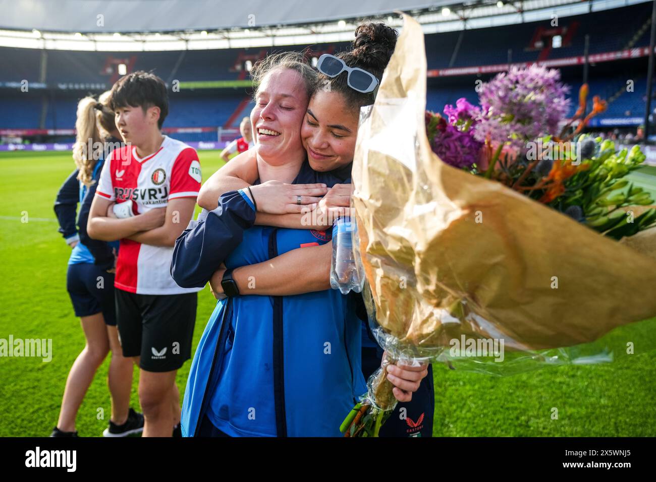 Rotterdam, Niederlande. Mai 2024. Rotterdam - Juli Schneijderberg aus Feyenoord V1, Bridget Jno Baptiste aus Feyenoord V1 während des Spiels zwischen Feyenoord V1 und FC Utrecht V1 im Stadion Feijenoord de Kuip am 11. Mai 2024 in Rotterdam, Niederlande. Credit: Box to Box Pictures/Alamy Live News Stockfoto