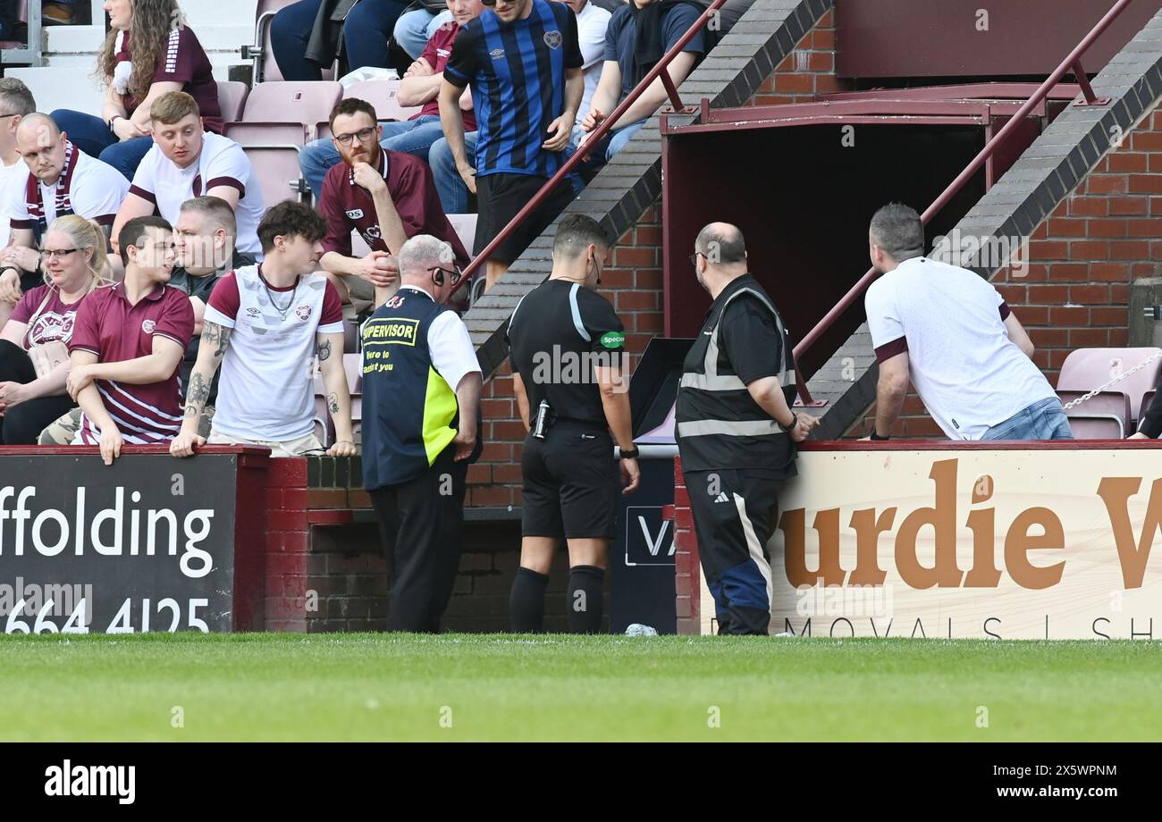 Tynecastle Park Edinburgh. Schottland, Großbritannien. Mai 2024. Hearts gegen Dundee. Nick Walsh, der Schiedsrichter der Premiership, sieht, dass Dundee Elfmeterschuldigung von VAR Credit: eric mccowat/Alamy Live News aufgehoben wird Stockfoto