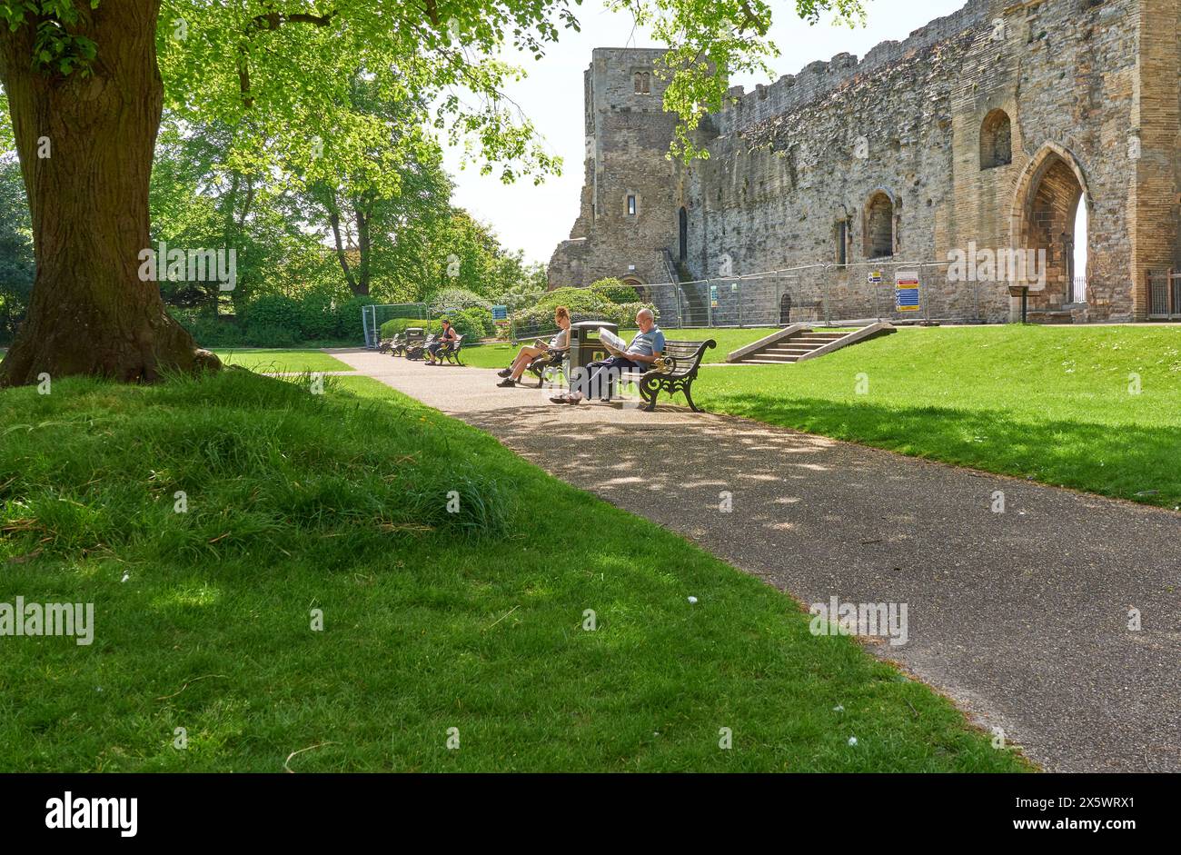Menschen, die sich auf dem Gelände von Newark Castle, Nottinghamshire, Großbritannien, entspannen Stockfoto