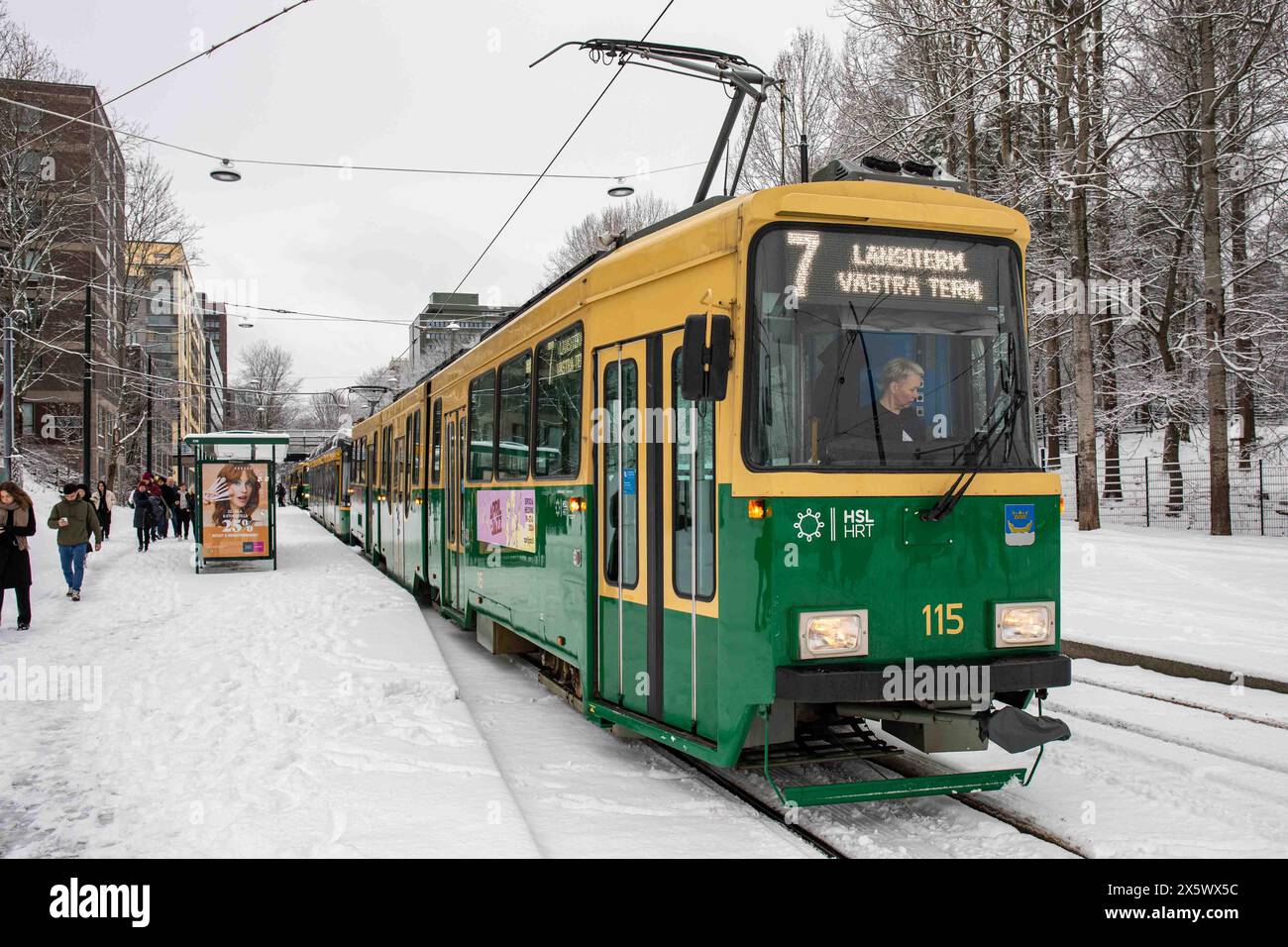 Die Straßenbahnen in Radanrakentajantie halten nach starkem Schneefall Ende April. Bezirk Pasila in Helsinki, Finnland. Stockfoto