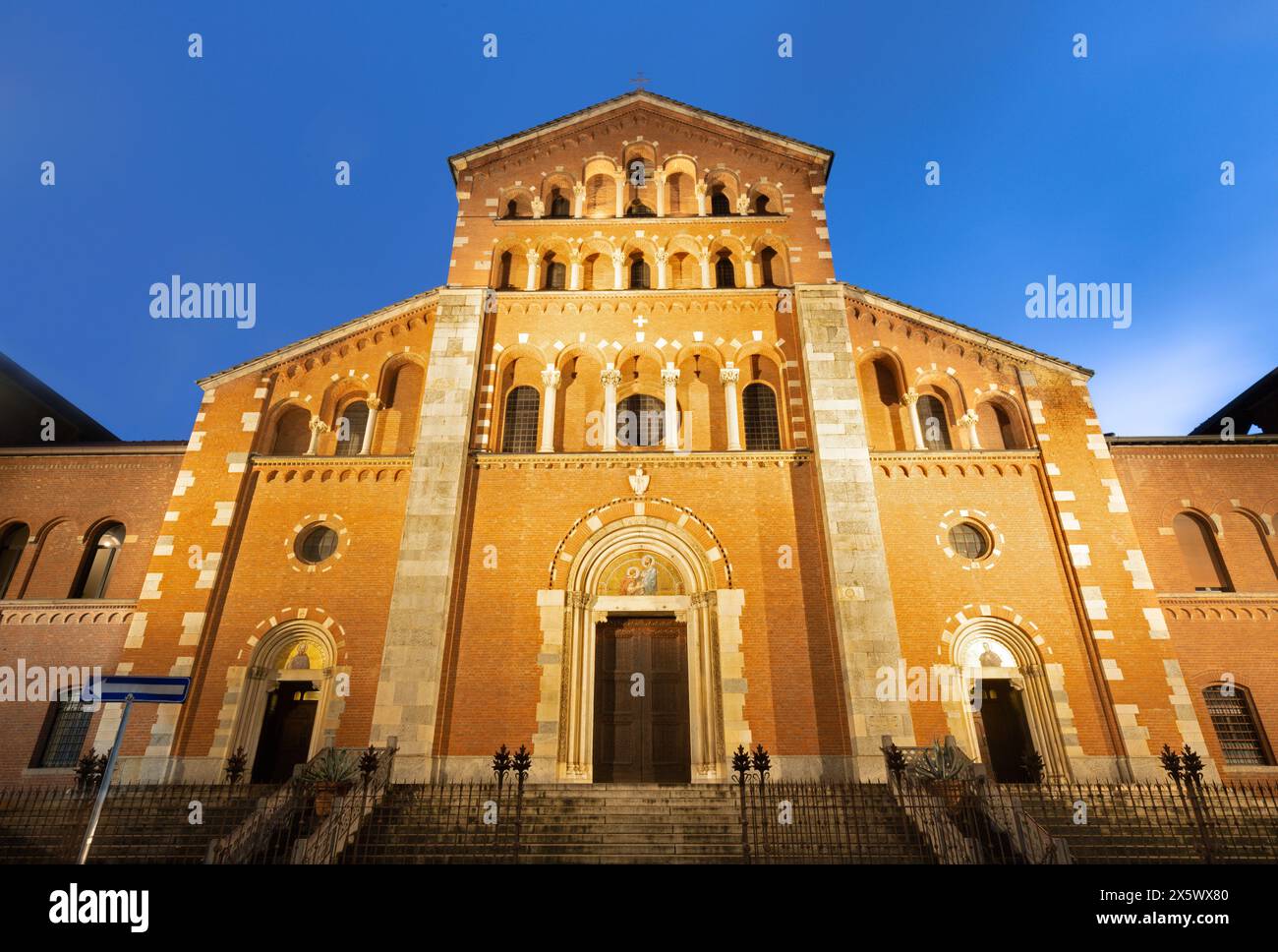 Mailand - die Kirche St. Augustinus - Chiesa di San Agostino in der Abenddämmerung. Stockfoto