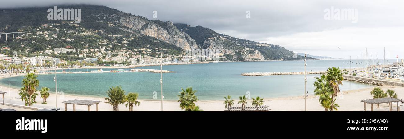 Hoher Blick auf den wunderschönen Strand von Menton mit türkisfarbenem Wasser und wunderschönen bunten Häusern im Hintergrund Stockfoto