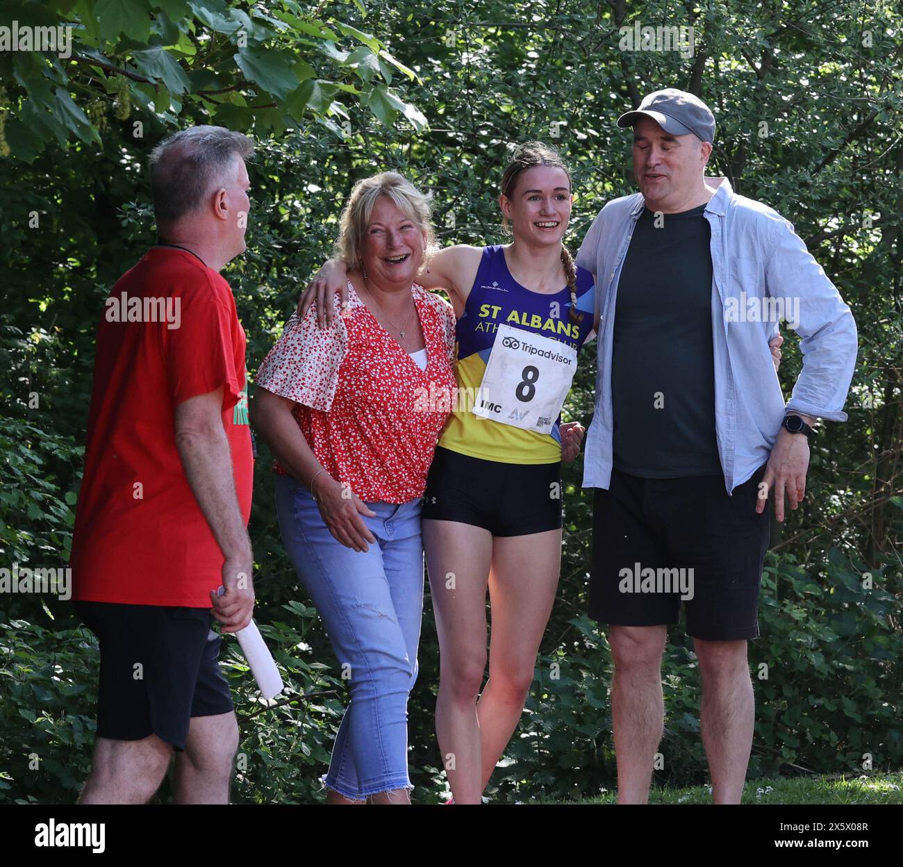 Mary Peters Track, Belfast, Nordirland, Großbritannien. Mai 2024. Belfast Irish Milers Meet (die Veranstaltung hat den Status der World Athletics Continental Challenger Tour mit verfügbaren Ranglisten), findet in Belfast statt. Aktion aus der heutigen Veranstaltung. Star Run - Phoebe Gill (8) stürmte zu einem großartigen Sieg in der Women International 800 m. Ihre Zeit von einer Minute 57,86 Sekunden war ein europäischer U-18-Rekord und brach den Rekord, den Marion Geissler-Hubner vor 45 Jahren aufgestellt hatte. Quelle: CAZIMB/Alamy Live News. Stockfoto