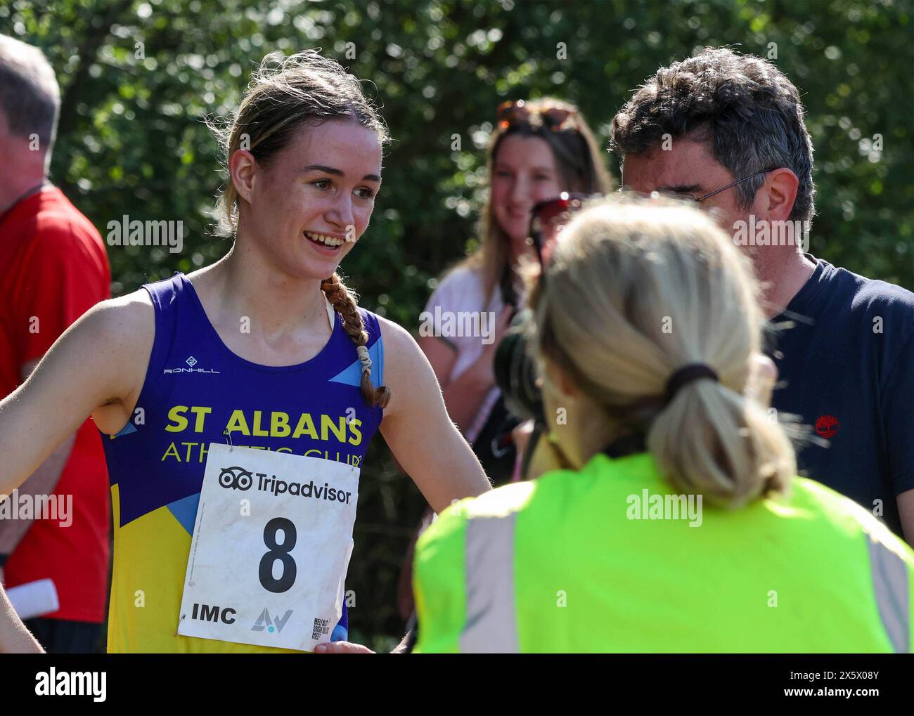 Mary Peters Track, Belfast, Nordirland, Großbritannien. Mai 2024. Belfast Irish Milers Meet (die Veranstaltung hat den Status der World Athletics Continental Challenger Tour mit verfügbaren Ranglisten), findet in Belfast statt. Aktion aus der heutigen Veranstaltung. Star Run - Phoebe Gill (8) stürmte zu einem großartigen Sieg in der Women International 800 m. Ihre Zeit von einer Minute 57,86 Sekunden war ein europäischer U-18-Rekord und brach den Rekord, den Marion Geissler-Hubner vor 45 Jahren aufgestellt hatte. Quelle: CAZIMB/Alamy Live News. Stockfoto