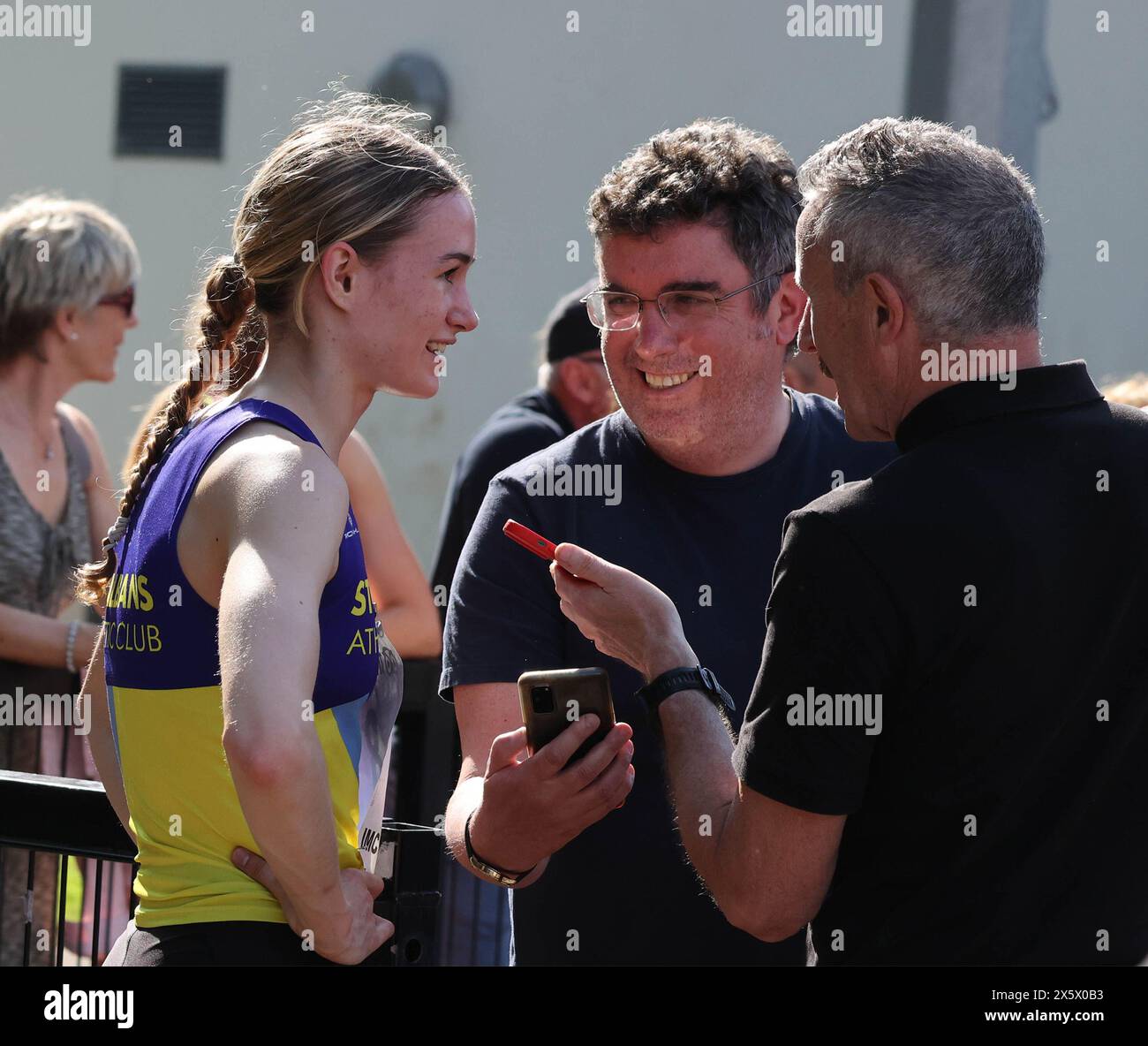 Mary Peters Track, Belfast, Nordirland, Großbritannien. Mai 2024. Belfast Irish Milers Meet (die Veranstaltung hat den Status der World Athletics Continental Challenger Tour mit verfügbaren Ranglisten), findet in Belfast statt. Aktion aus der heutigen Veranstaltung. Star Run - Phoebe Gill (8) stürmte zu einem großartigen Sieg in der Women International 800 m. Ihre Zeit von einer Minute 57,86 Sekunden war ein europäischer U-18-Rekord und brach den Rekord, den Marion Geissler-Hubner vor 45 Jahren aufgestellt hatte. Quelle: CAZIMB/Alamy Live News. Stockfoto