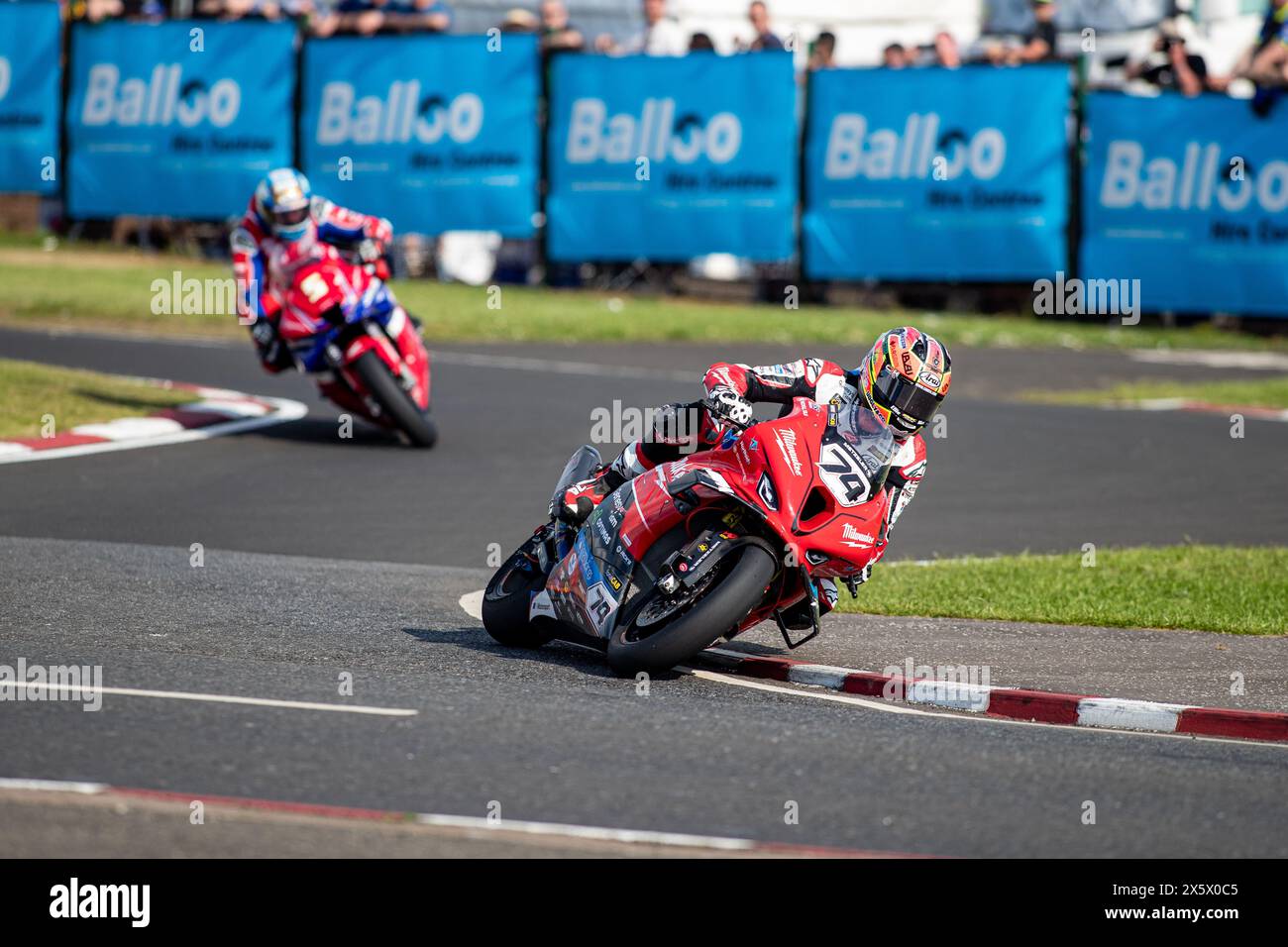 Portstewart, Großbritannien. Mai 2024. Glenn Irwin (1) gewann das Merrow Hotel and Spa NW200 Superbike-Rennen. Davey Todd (74) war Zweiter und Dean Harrison Dritter bei den Northwest 200 Credit: Bonzo/Alamy Live News Stockfoto