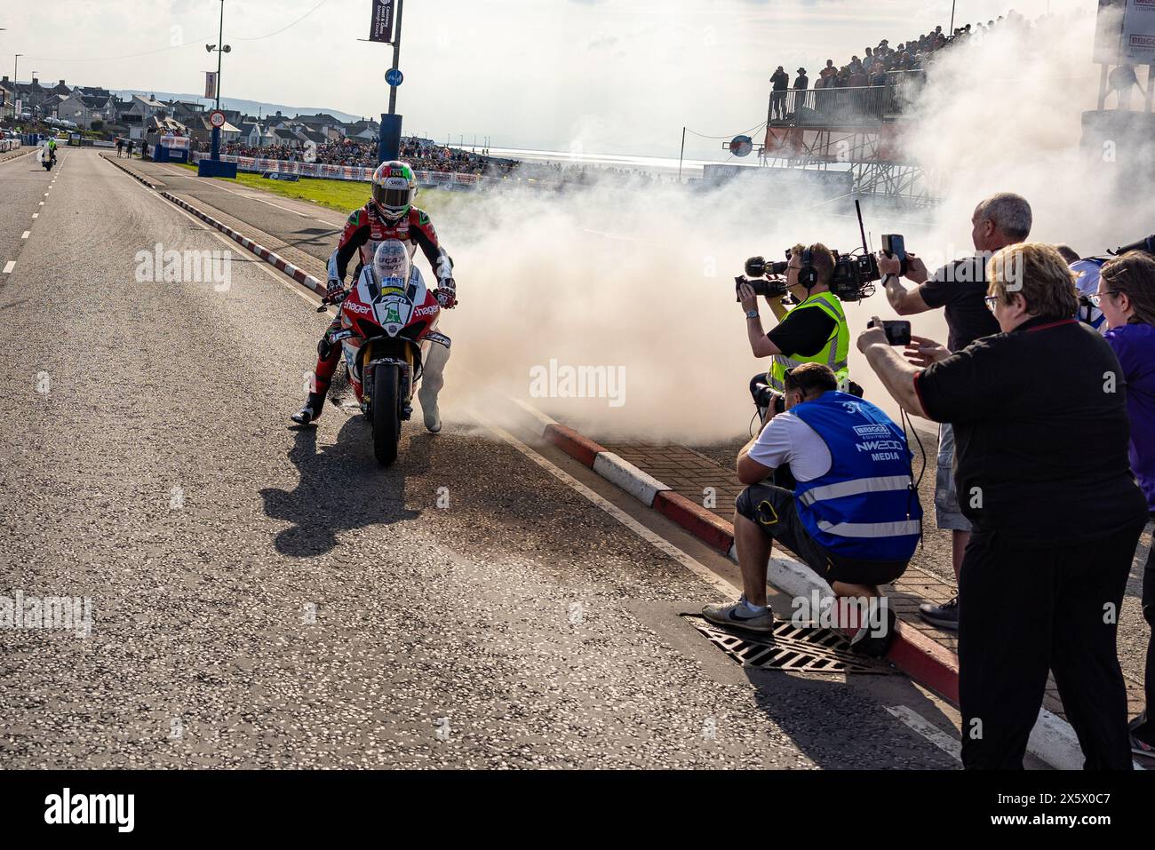 Portstewart, Großbritannien. Mai 2024. Glenn Irwin (1) gewann das Merrow Hotel and Spa NW200 Superbike-Rennen. Davey Todd (74) war Zweiter und Dean Harrison Dritter bei den Northwest 200 Credit: Bonzo/Alamy Live News Stockfoto