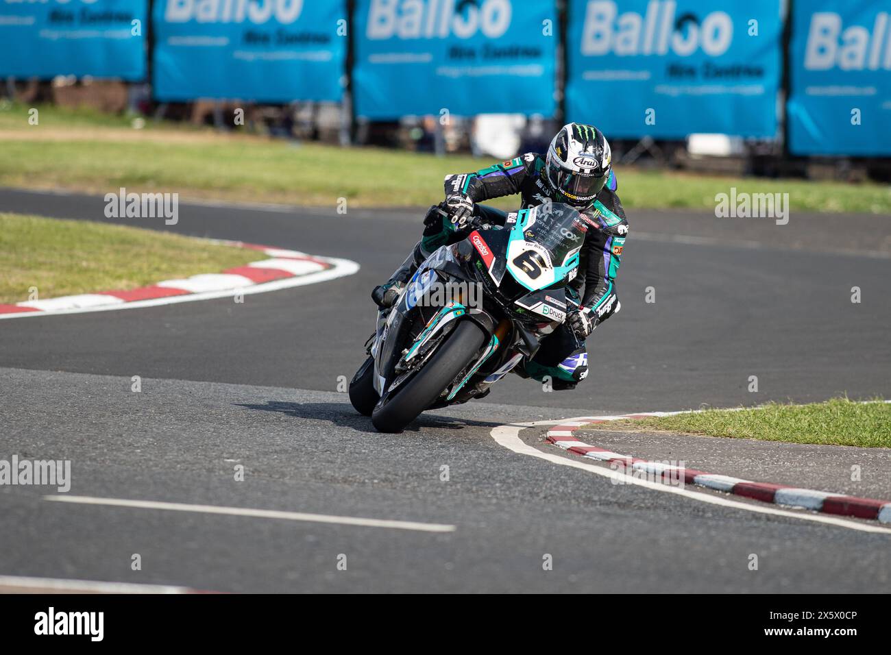 Portstewart, Großbritannien. Mai 2024. Glenn Irwin (1) gewann das Merrow Hotel and Spa NW200 Superbike-Rennen. Davey Todd (74) war Zweiter und Dean Harrison Dritter bei den Northwest 200 Credit: Bonzo/Alamy Live News Stockfoto