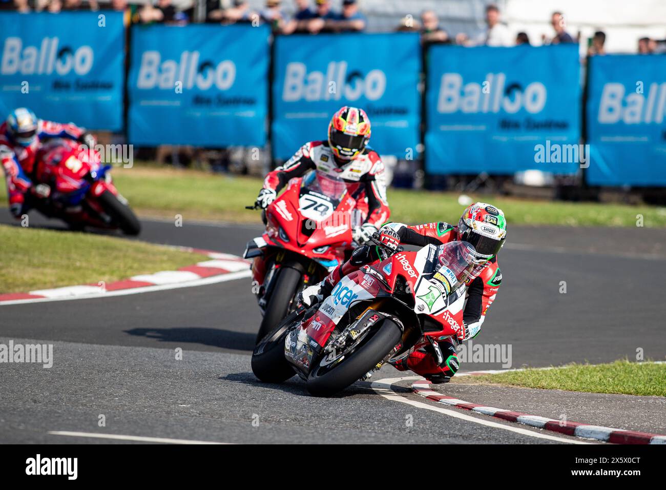 Portstewart, Großbritannien. Mai 2024. Glenn Irwin (1) gewann das Merrow Hotel and Spa NW200 Superbike-Rennen. Davey Todd (74) war Zweiter und Dean Harrison Dritter bei den Northwest 200 Credit: Bonzo/Alamy Live News Stockfoto