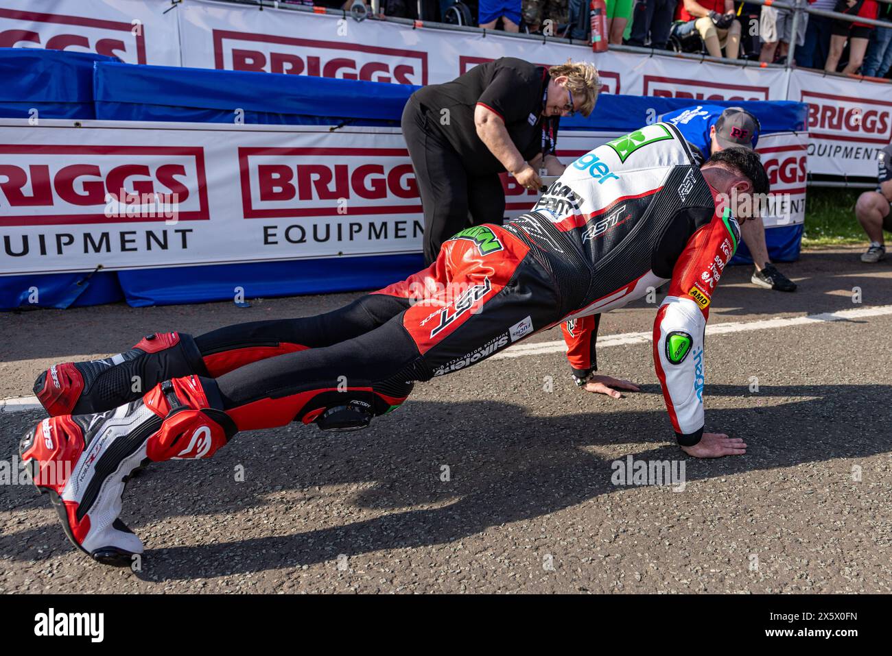 Portstewart, Großbritannien. Mai 2024. Glenn Irwin (1) gewann das Merrow Hotel and Spa NW200 Superbike-Rennen. Davey Todd (74) war Zweiter und Dean Harrison Dritter bei den Northwest 200 Credit: Bonzo/Alamy Live News Stockfoto