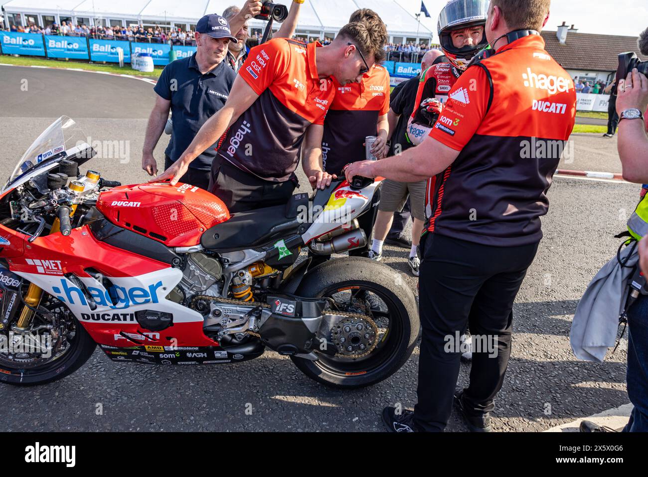 Portstewart, Großbritannien. Mai 2024. Glenn Irwin (1) gewann das Merrow Hotel and Spa NW200 Superbike-Rennen. Davey Todd (74) war Zweiter und Dean Harrison Dritter bei den Northwest 200 Credit: Bonzo/Alamy Live News Stockfoto