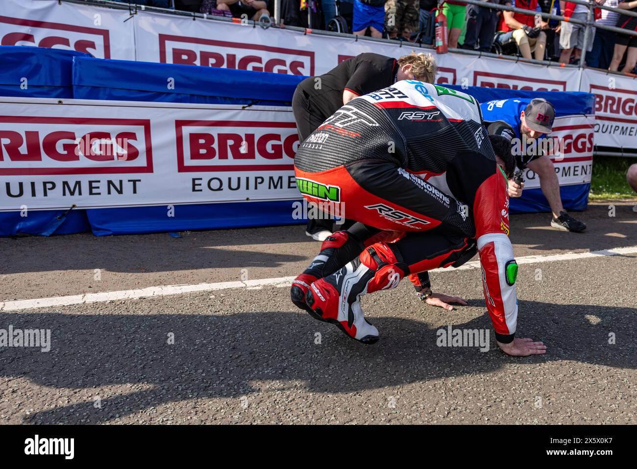 Portstewart, Großbritannien. Mai 2024. Glenn Irwin (1) gewann das Merrow Hotel and Spa NW200 Superbike-Rennen. Davey Todd (74) war Zweiter und Dean Harrison Dritter bei den Northwest 200 Credit: Bonzo/Alamy Live News Stockfoto