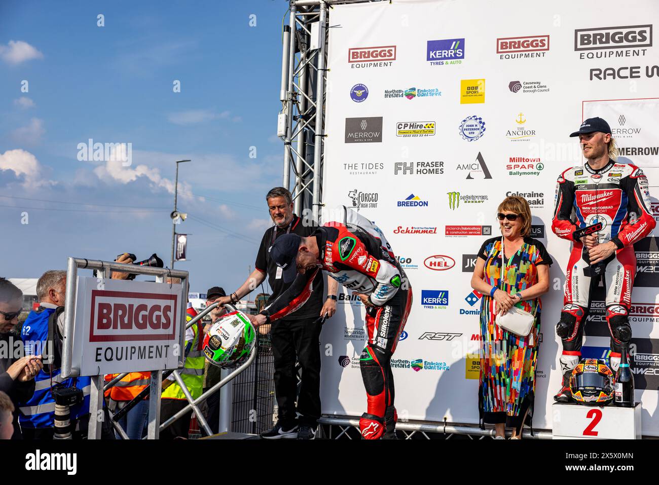 Portstewart, Großbritannien. Mai 2024. Glenn Irwin (1) gewann das Merrow Hotel and Spa NW200 Superbike-Rennen. Davey Todd (74) war Zweiter und Dean Harrison Dritter bei den Northwest 200 Credit: Bonzo/Alamy Live News Stockfoto