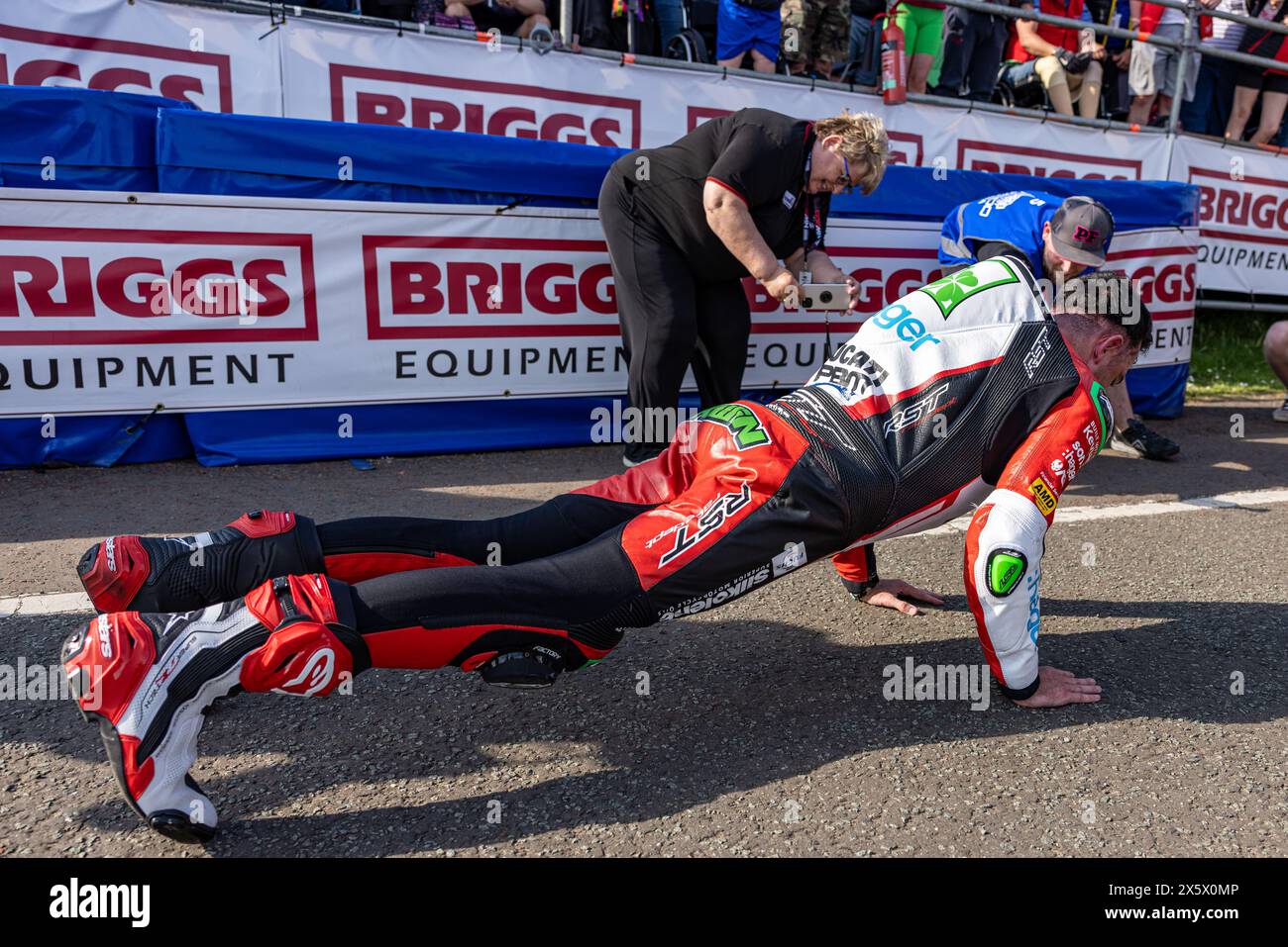 Portstewart, Großbritannien. Mai 2024. Glenn Irwin (1) gewann das Merrow Hotel and Spa NW200 Superbike-Rennen. Davey Todd (74) war Zweiter und Dean Harrison Dritter bei den Northwest 200 Credit: Bonzo/Alamy Live News Stockfoto