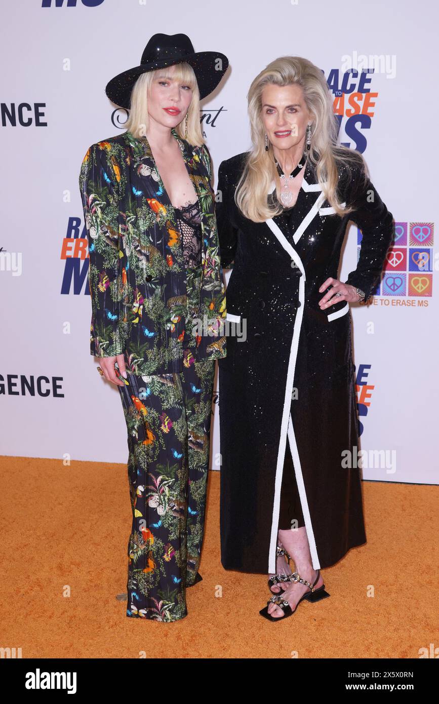 Natasha Bedingfield und Nancy Davis nehmen am 10. Mai 2024 an der Gala Race to Erase MS auf der Fairmont Century Plaza 2024 in Los Angeles, Kalifornien, Teil. Foto: Crash/imageSPACE Stockfoto