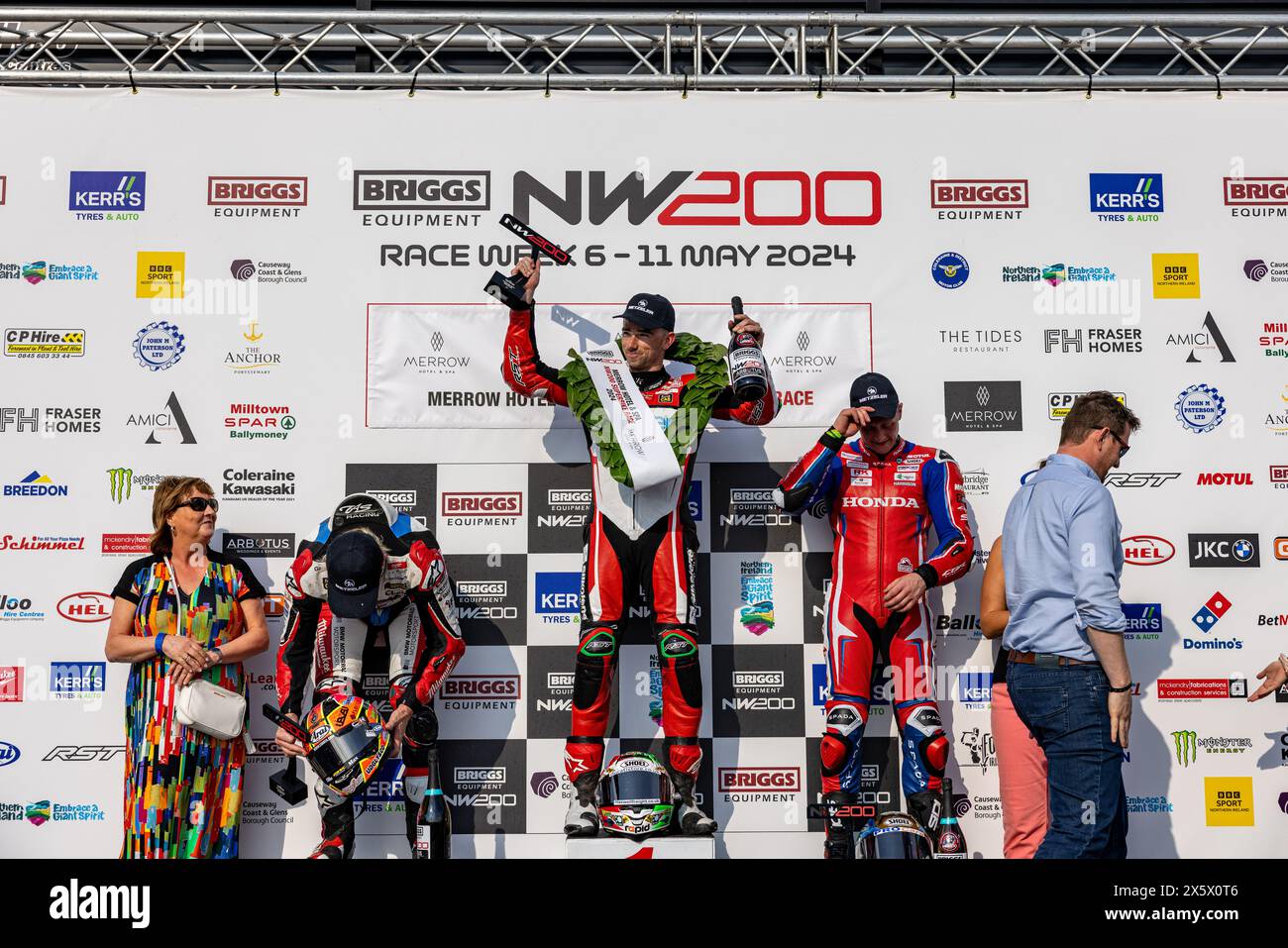 Portstewart, Großbritannien. Mai 2024. Glenn Irwin (1) gewann das Merrow Hotel and Spa NW200 Superbike-Rennen. Davey Todd (74) war Zweiter und Dean Harrison Dritter bei den Northwest 200 Credit: Bonzo/Alamy Live News Stockfoto
