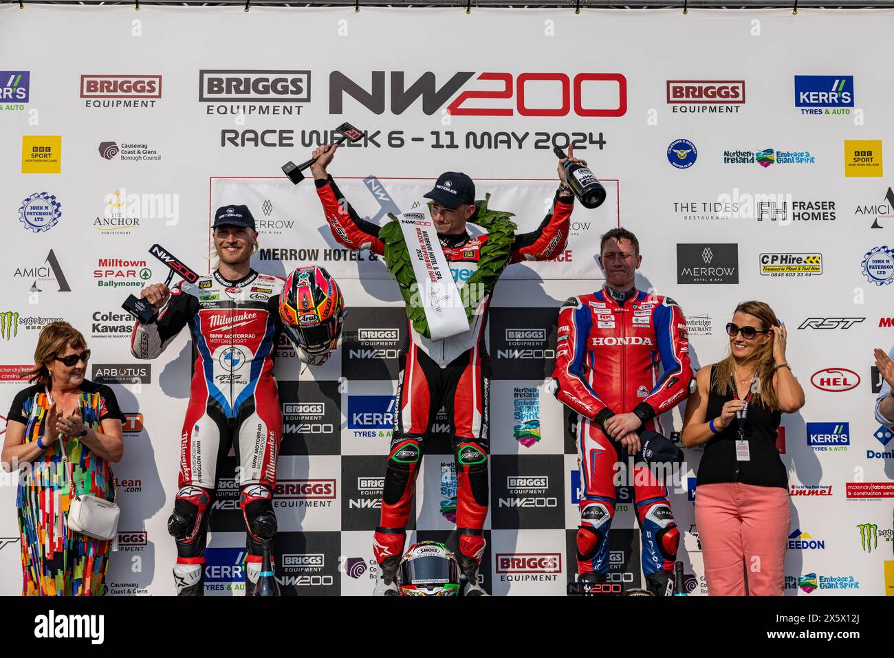Portstewart, Großbritannien. Mai 2024. Glenn Irwin (1) gewann das Merrow Hotel and Spa NW200 Superbike-Rennen. Davey Todd (74) war Zweiter und Dean Harrison Dritter bei den Northwest 200 Credit: Bonzo/Alamy Live News Stockfoto