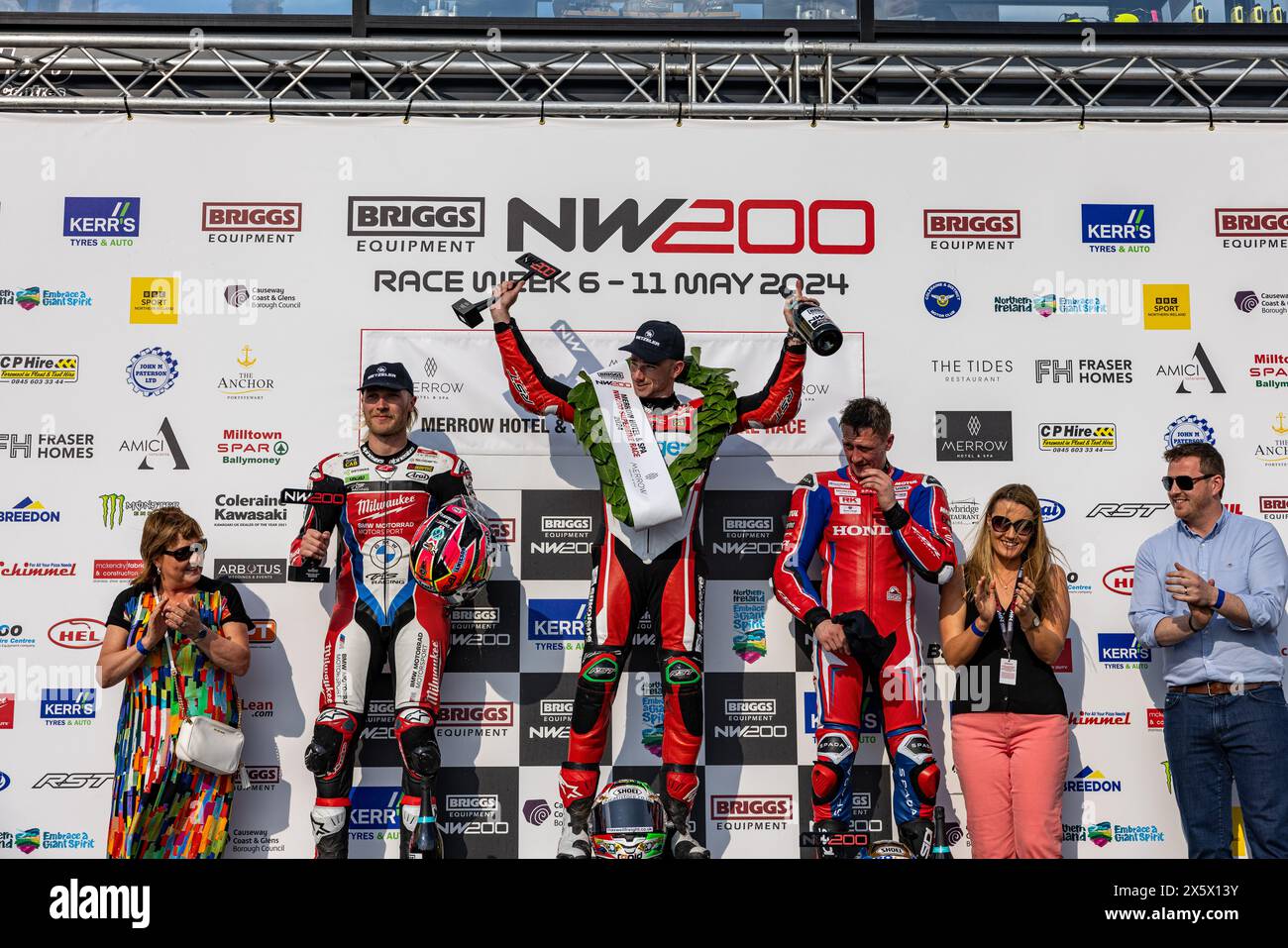 Portstewart, Großbritannien. Mai 2024. Glenn Irwin (1) gewann das Merrow Hotel and Spa NW200 Superbike-Rennen. Davey Todd (74) war Zweiter und Dean Harrison Dritter bei den Northwest 200 Credit: Bonzo/Alamy Live News Stockfoto