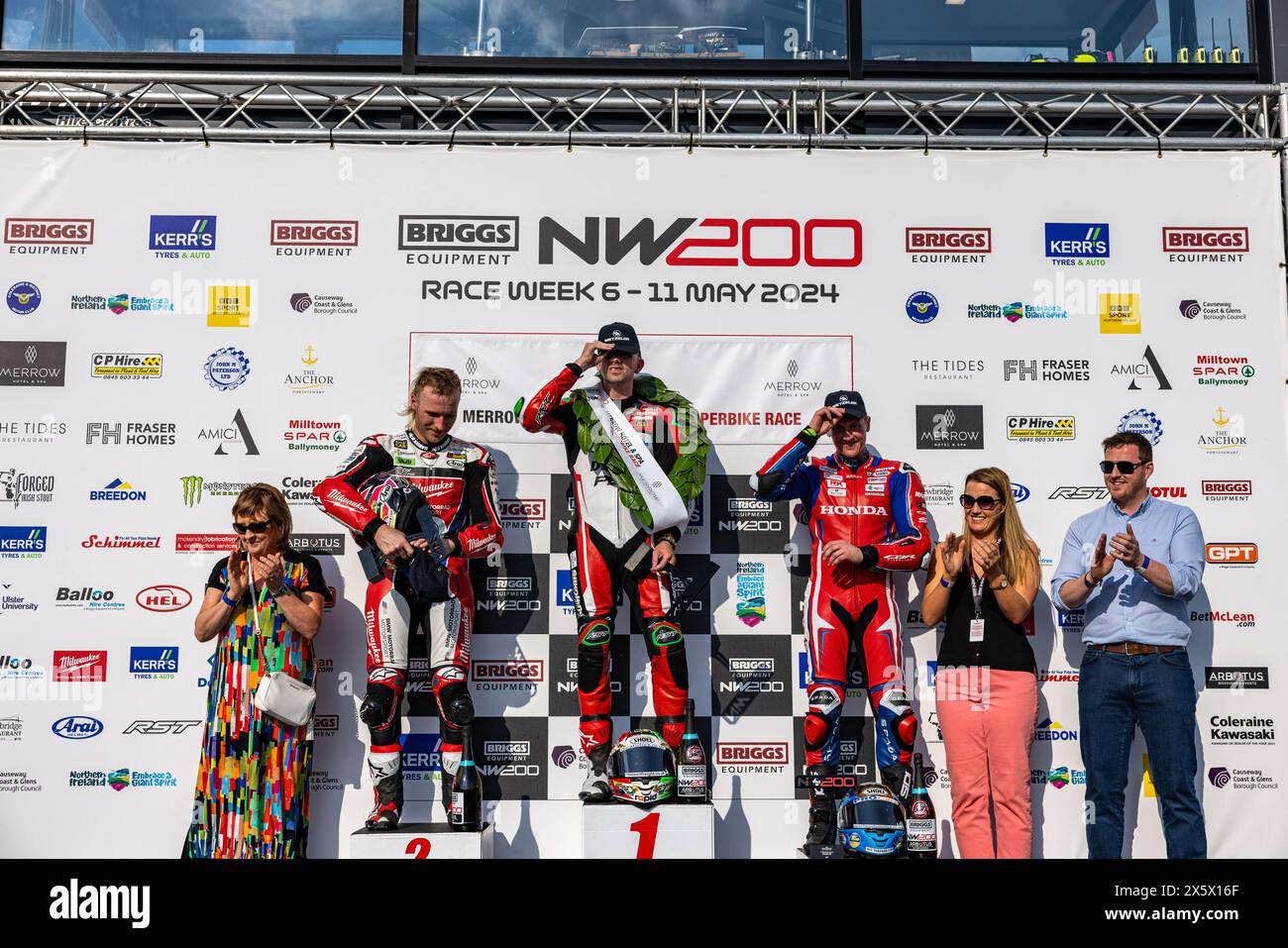 Portstewart, Großbritannien. Mai 2024. Glenn Irwin (1) gewann das Merrow Hotel and Spa NW200 Superbike-Rennen. Davey Todd (74) war Zweiter und Dean Harrison Dritter bei den Northwest 200 Credit: Bonzo/Alamy Live News Stockfoto