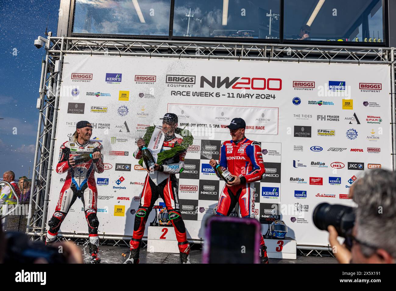 Portstewart, Großbritannien. Mai 2024. Glenn Irwin (1) gewann das Merrow Hotel and Spa NW200 Superbike-Rennen. Davey Todd (74) war Zweiter und Dean Harrison Dritter bei den Northwest 200 Credit: Bonzo/Alamy Live News Stockfoto