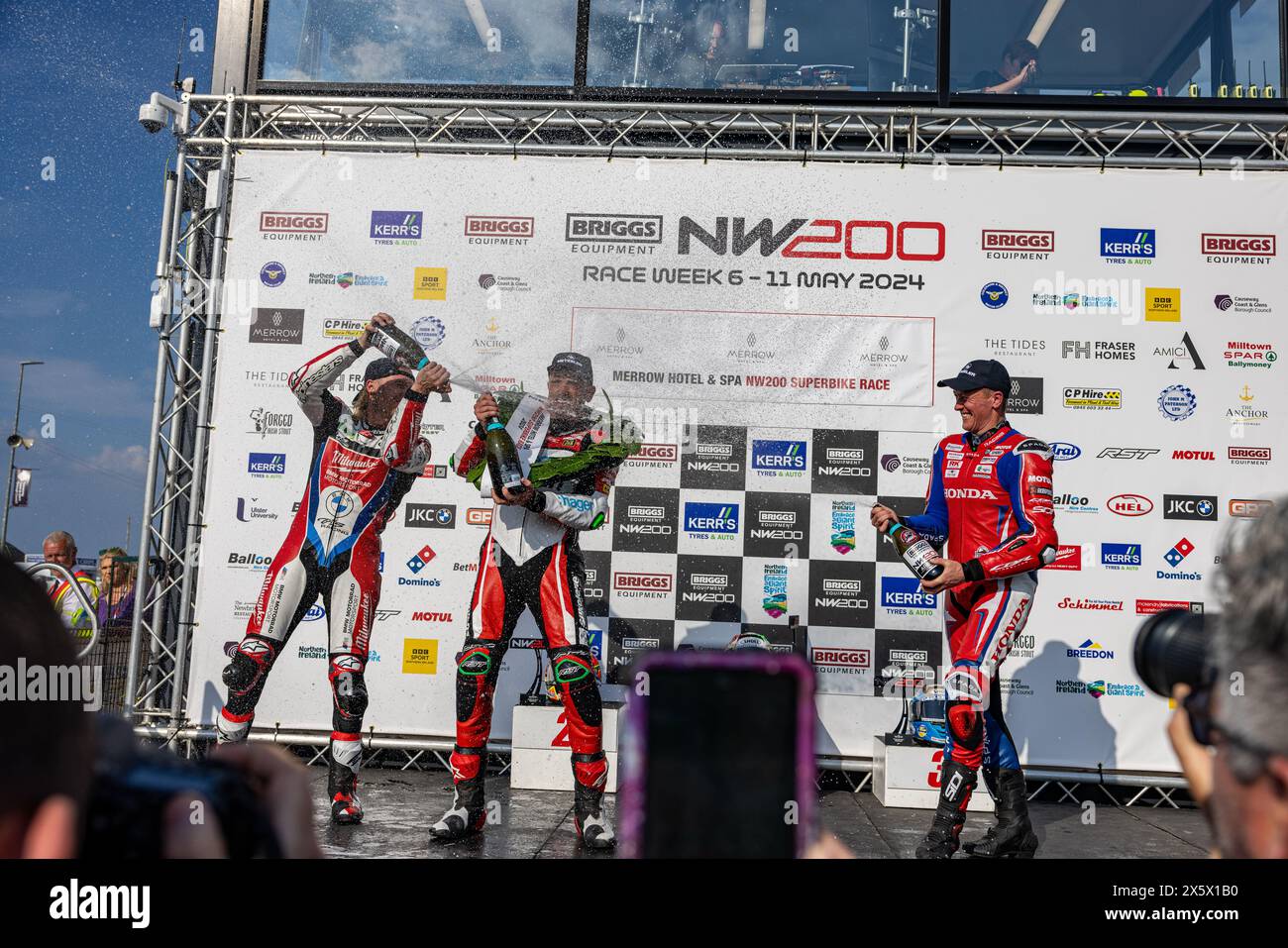 Portstewart, Großbritannien. Mai 2024. Glenn Irwin (1) gewann das Merrow Hotel and Spa NW200 Superbike-Rennen. Davey Todd (74) war Zweiter und Dean Harrison Dritter bei den Northwest 200 Credit: Bonzo/Alamy Live News Stockfoto