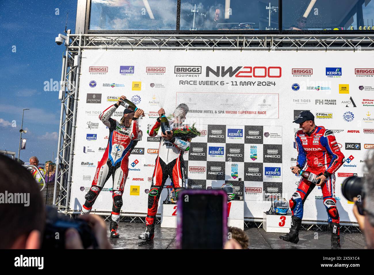 Portstewart, Großbritannien. Mai 2024. Glenn Irwin (1) gewann das Merrow Hotel and Spa NW200 Superbike-Rennen. Davey Todd (74) war Zweiter und Dean Harrison Dritter bei den Northwest 200 Credit: Bonzo/Alamy Live News Stockfoto