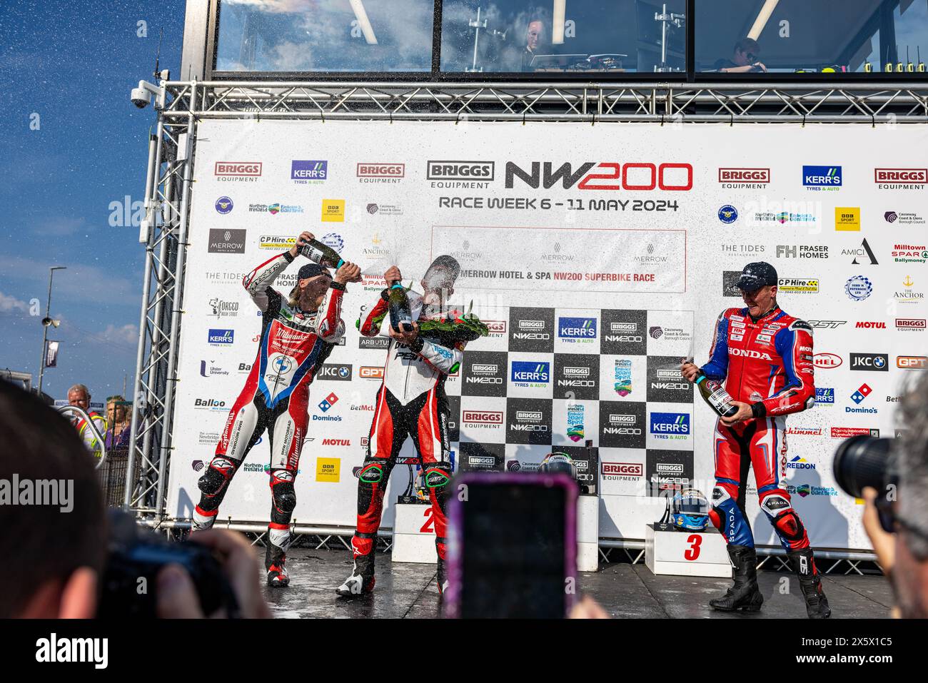 Portstewart, Großbritannien. Mai 2024. Glenn Irwin (1) gewann das Merrow Hotel and Spa NW200 Superbike-Rennen. Davey Todd (74) war Zweiter und Dean Harrison Dritter bei den Northwest 200 Credit: Bonzo/Alamy Live News Stockfoto