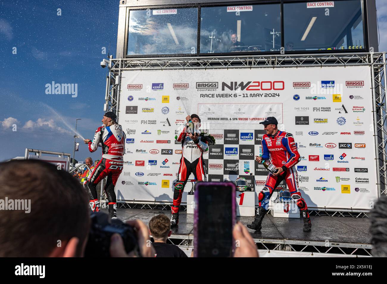 Portstewart, Großbritannien. Mai 2024. Glenn Irwin (1) gewann das Merrow Hotel and Spa NW200 Superbike-Rennen. Davey Todd (74) war Zweiter und Dean Harrison Dritter bei den Northwest 200 Credit: Bonzo/Alamy Live News Stockfoto