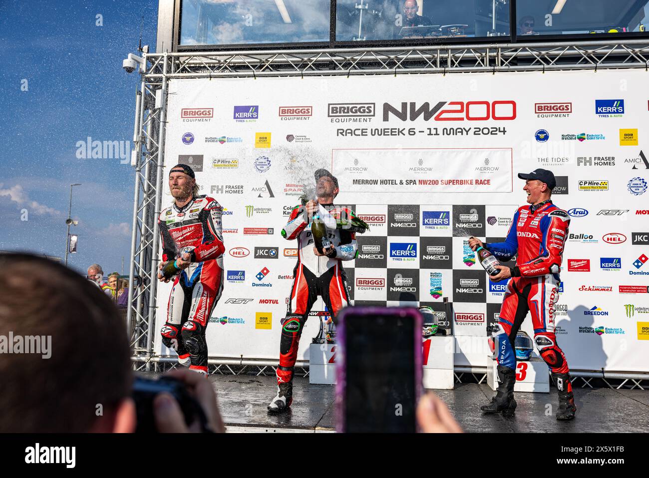 Portstewart, Großbritannien. Mai 2024. Glenn Irwin (1) gewann das Merrow Hotel and Spa NW200 Superbike-Rennen. Davey Todd (74) war Zweiter und Dean Harrison Dritter bei den Northwest 200 Credit: Bonzo/Alamy Live News Stockfoto