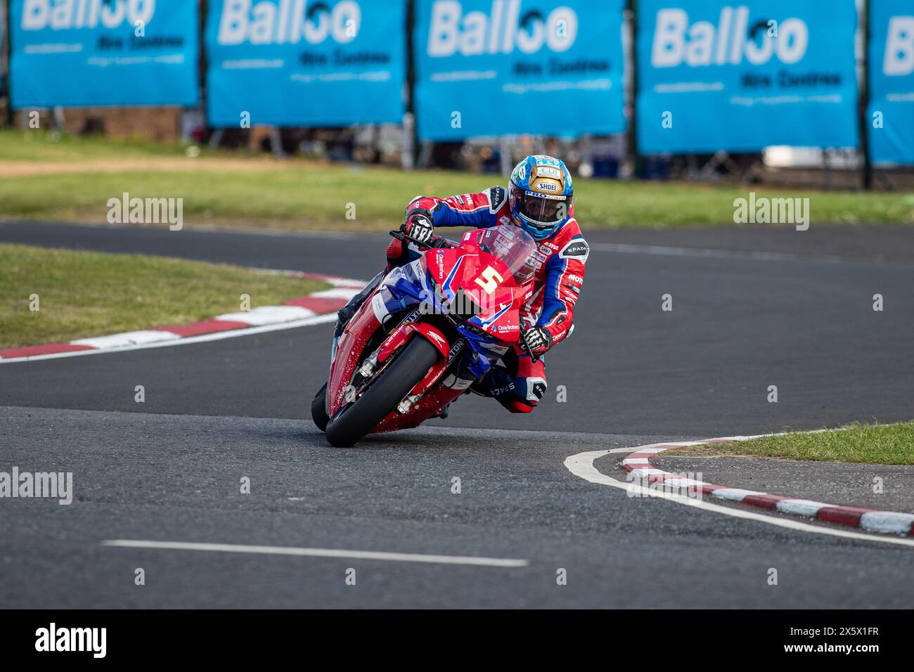 Portstewart, Großbritannien. Mai 2024. Glenn Irwin (1) gewann das Merrow Hotel and Spa NW200 Superbike-Rennen. Davey Todd (74) war Zweiter und Dean Harrison Dritter bei den Northwest 200 Credit: Bonzo/Alamy Live News Stockfoto