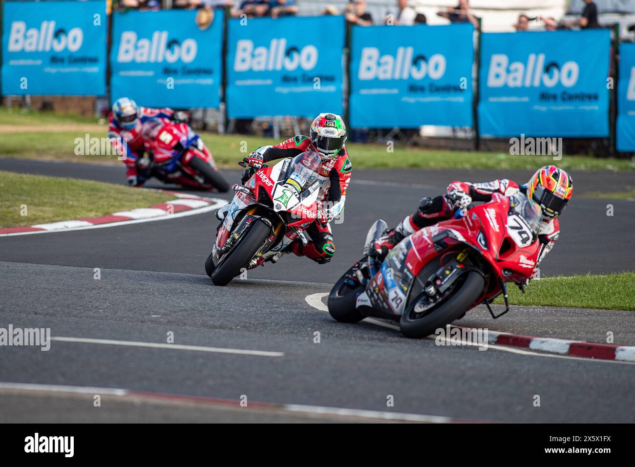 Portstewart, Großbritannien. Mai 2024. Glenn Irwin (1) gewann das Merrow Hotel and Spa NW200 Superbike-Rennen. Davey Todd (74) war Zweiter und Dean Harrison Dritter bei den Northwest 200 Credit: Bonzo/Alamy Live News Stockfoto