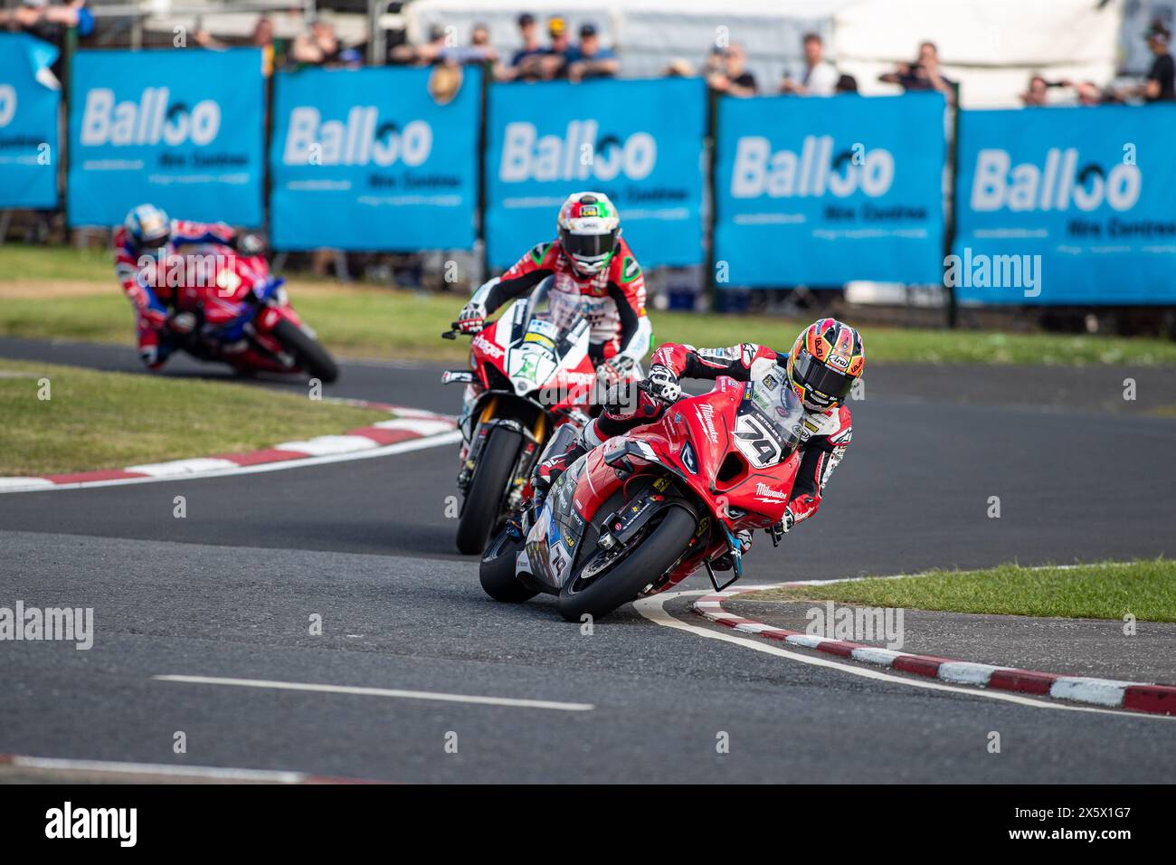 Portstewart, Großbritannien. Mai 2024. Glenn Irwin (1) gewann das Merrow Hotel and Spa NW200 Superbike-Rennen. Davey Todd (74) war Zweiter und Dean Harrison Dritter bei den Northwest 200 Credit: Bonzo/Alamy Live News Stockfoto