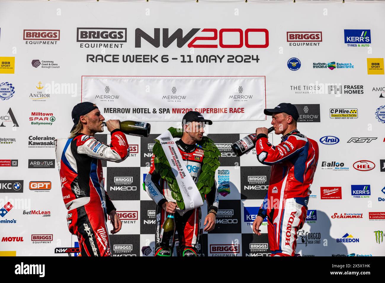 Portstewart, Großbritannien. Mai 2024. Glenn Irwin (1) gewann das Merrow Hotel and Spa NW200 Superbike-Rennen. Davey Todd (74) war Zweiter und Dean Harrison Dritter bei den Northwest 200 Credit: Bonzo/Alamy Live News Stockfoto