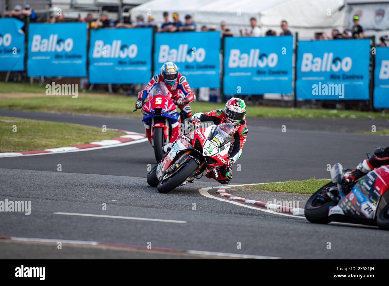 Portstewart, Großbritannien. Mai 2024. Glenn Irwin (1) gewann das Merrow Hotel and Spa NW200 Superbike-Rennen. Davey Todd (74) war Zweiter und Dean Harrison Dritter bei den Northwest 200 Credit: Bonzo/Alamy Live News Stockfoto