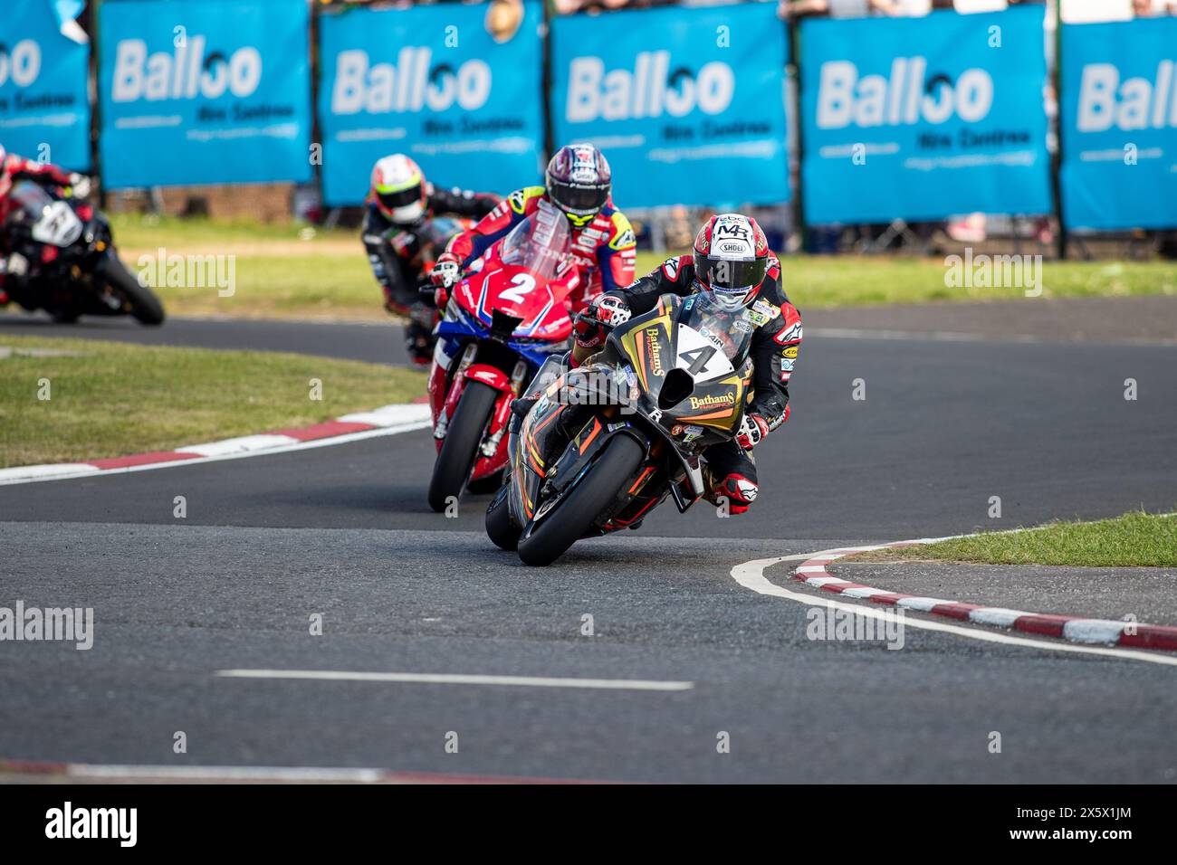 Portstewart, Großbritannien. Mai 2024. Glenn Irwin (1) gewann das Merrow Hotel and Spa NW200 Superbike-Rennen. Davey Todd (74) war Zweiter und Dean Harrison Dritter bei den Northwest 200 Credit: Bonzo/Alamy Live News Stockfoto