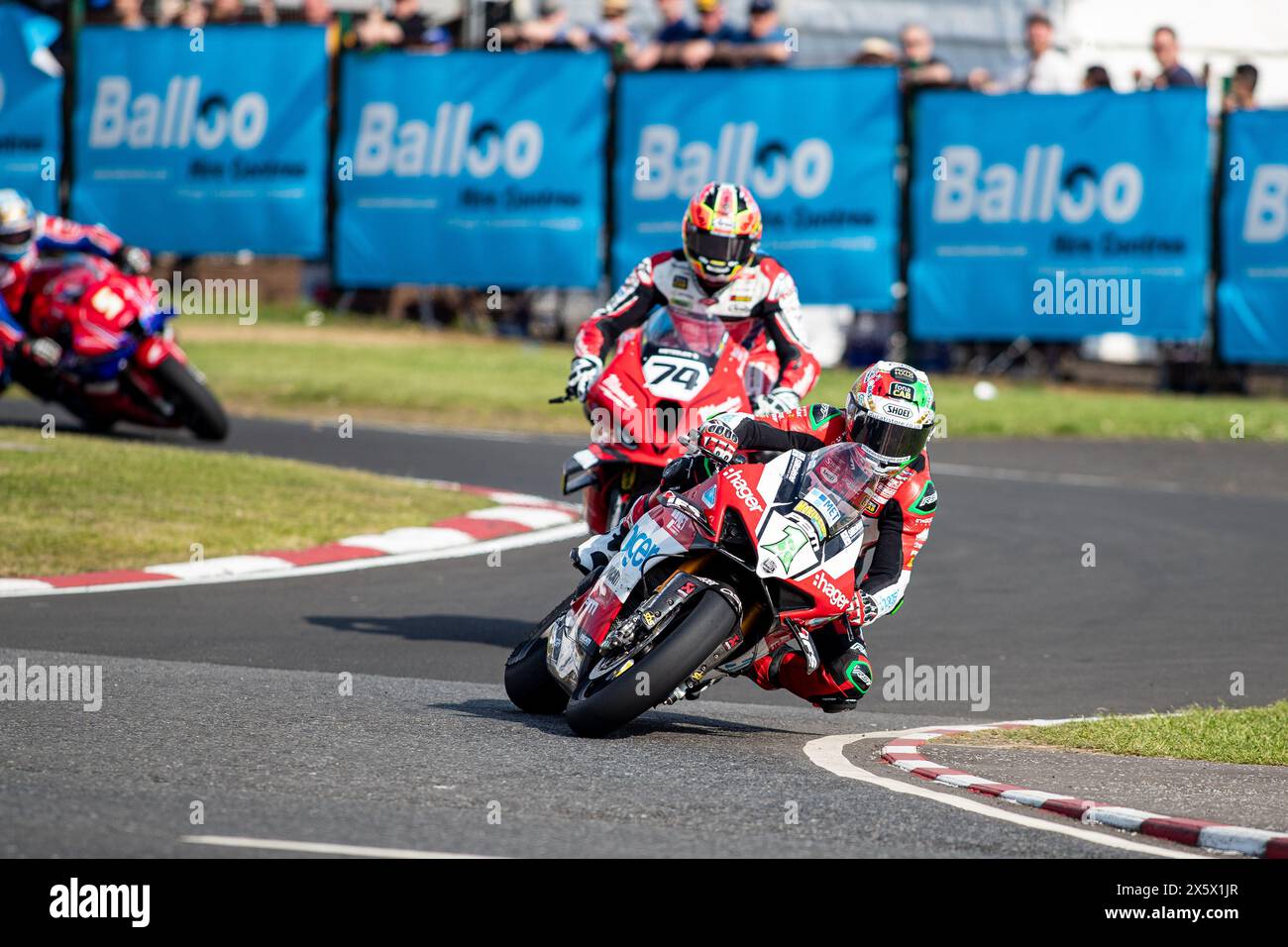 Portstewart, Großbritannien. Mai 2024. Glenn Irwin (1) gewann das Merrow Hotel and Spa NW200 Superbike-Rennen. Davey Todd (74) war Zweiter und Dean Harrison Dritter bei den Northwest 200 Credit: Bonzo/Alamy Live News Stockfoto