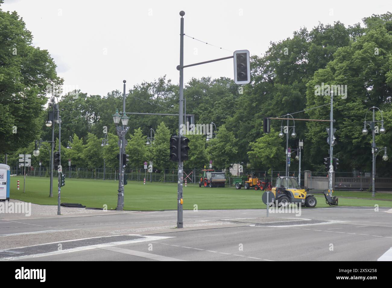 Berlin, Deutschland. Mai 2024. 11. Mai 2024. Berlin. Am Brandenburger Tor beginnen die Vorbereitungen für das Fanfest der Euro 2024. Synthetisches Gras und der größte Bogen der Welt. Quelle: Fabideciria/Alamy Live News Stockfoto